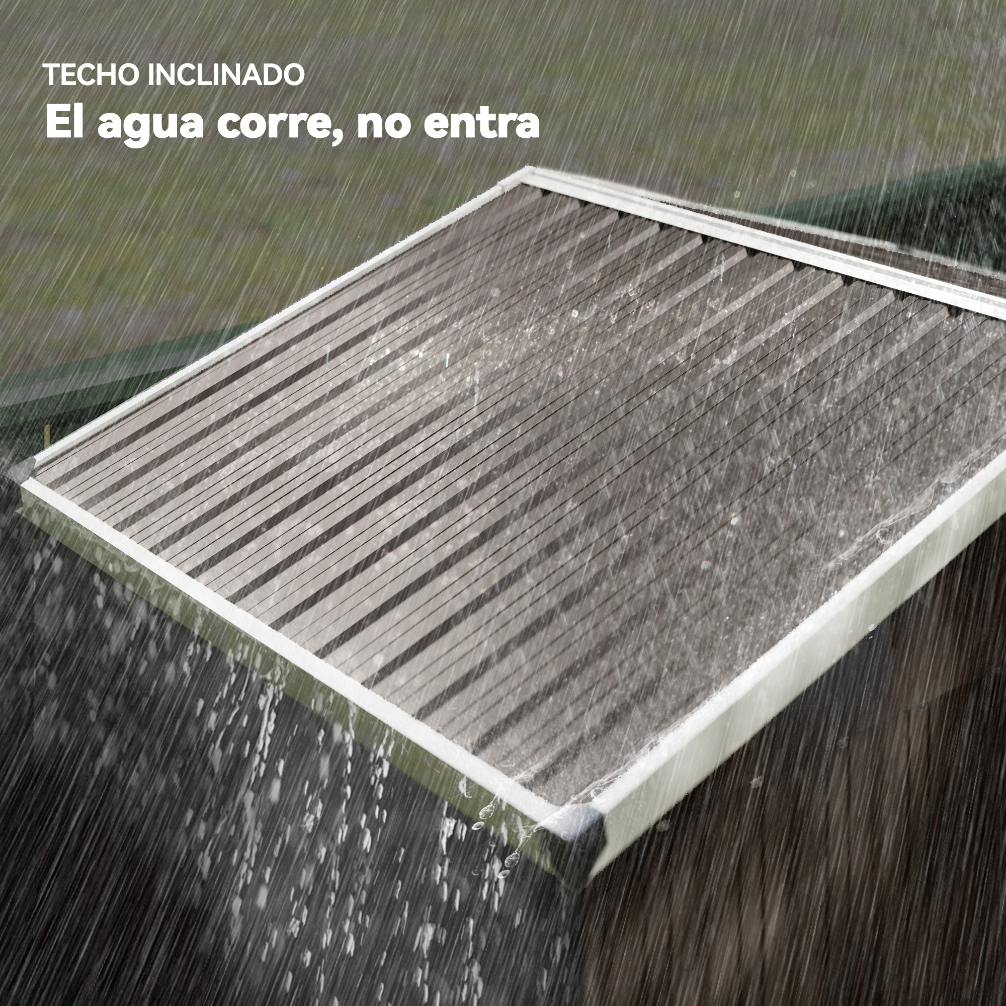 Un techo inclinado y con rayas bajo la lluvia.