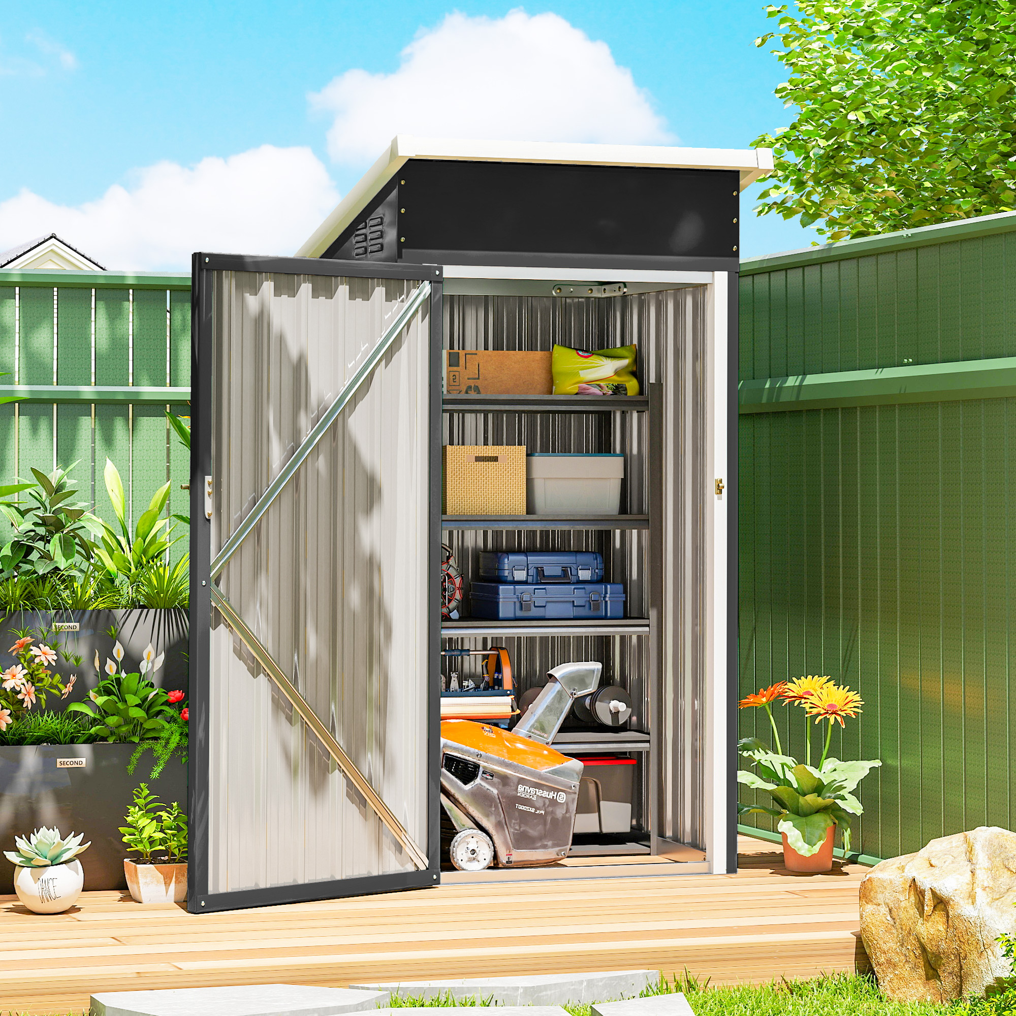 Caseta exterior con puerta abierta, quitanieves amarillo, herramientas y plantas.