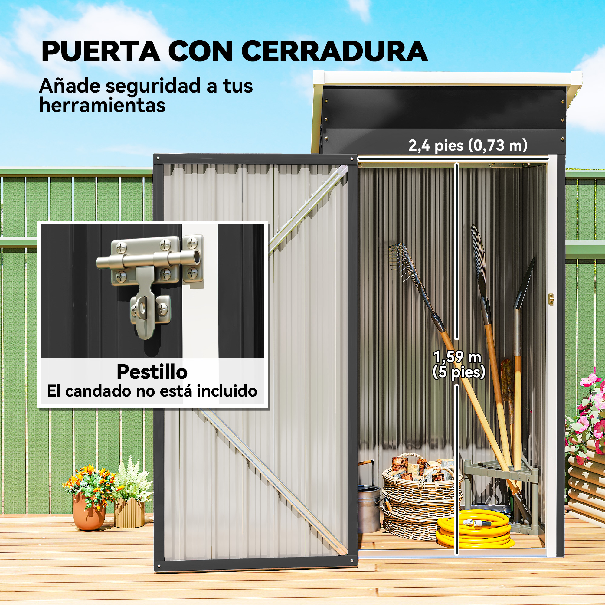 Un cobertizo de jardín con puerta abierta muestra herramientas, leña y una manguera.