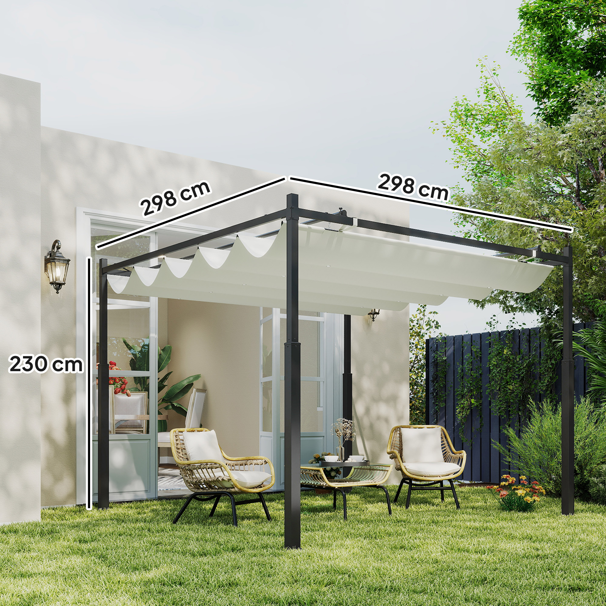 Una pérgola con toldo crema, dos sillas de mimbre y una mesa en un jardín.