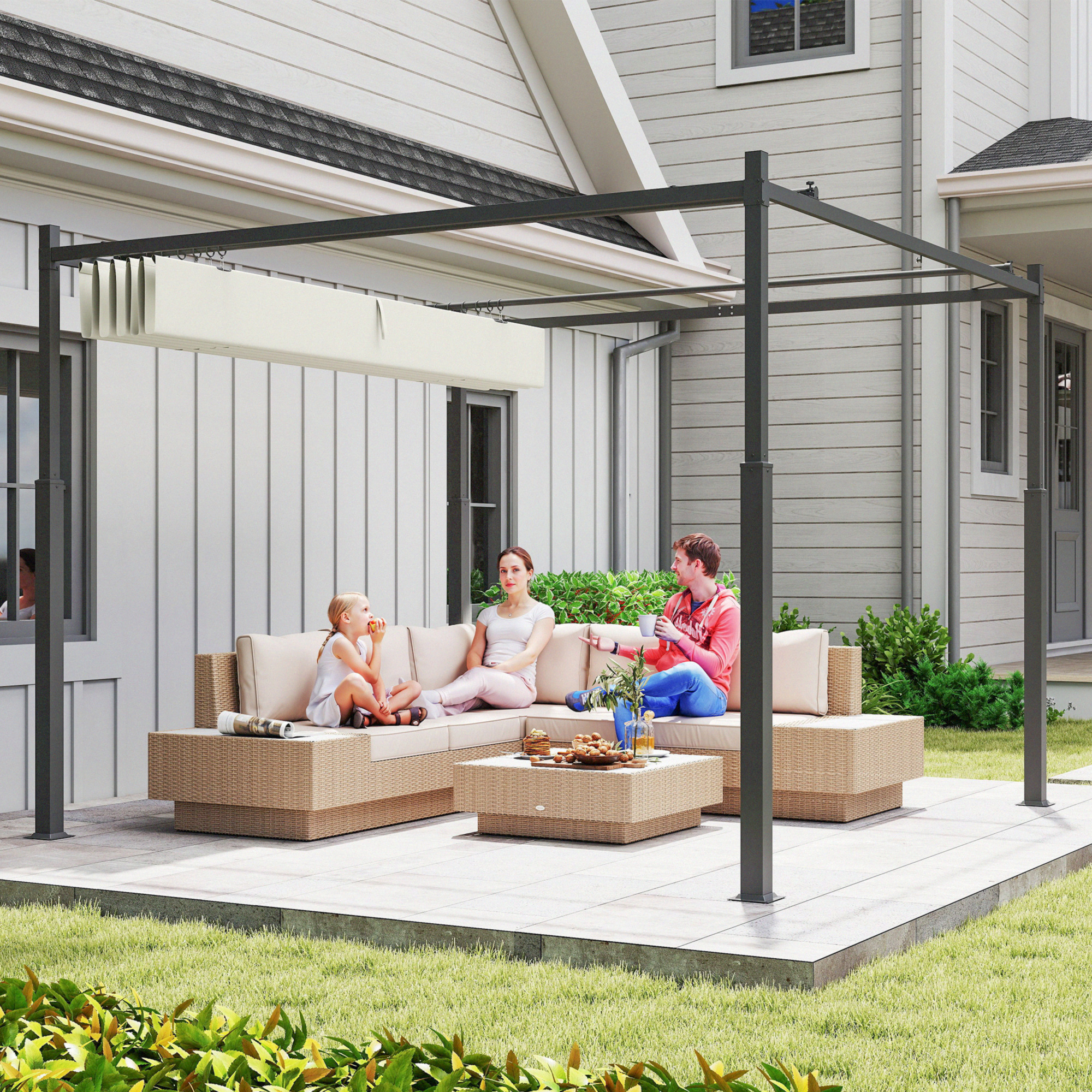 Familia se relaja en un sofá seccional bajo una pérgola moderna en un patio.