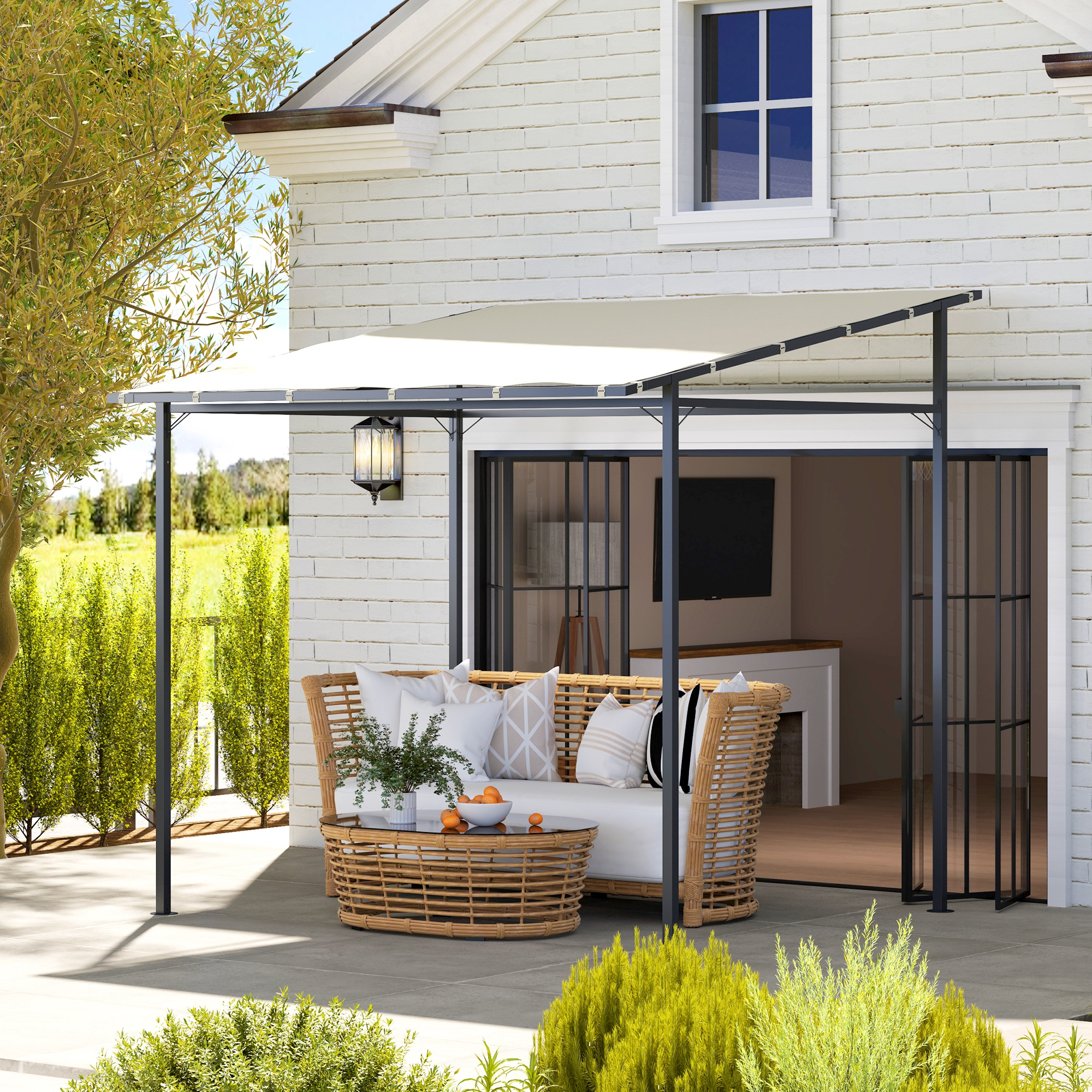 Un sofá de mimbre con cojines blancos está bajo una pérgola en un patio.