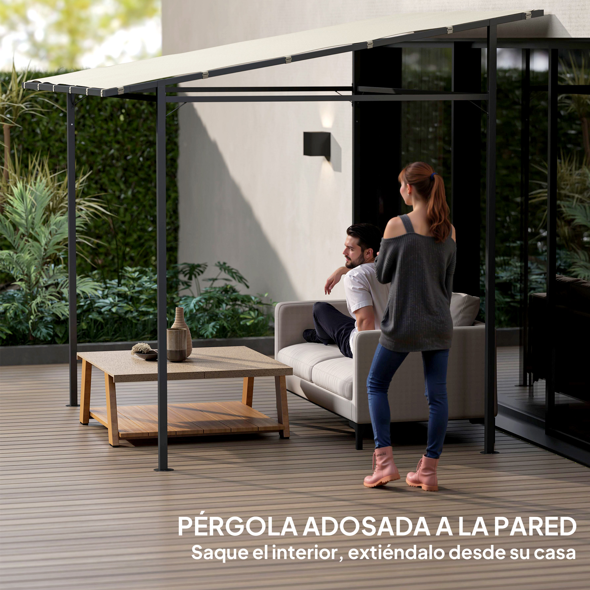 Una pareja se relaja en un sofá bajo una pérgola blanca con marco de metal oscuro.