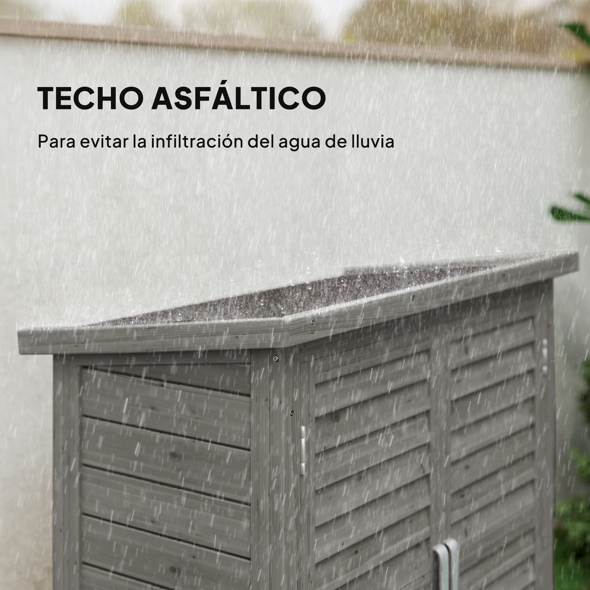 Cobertizo de madera con techo asfáltico bajo lluvia intensa.