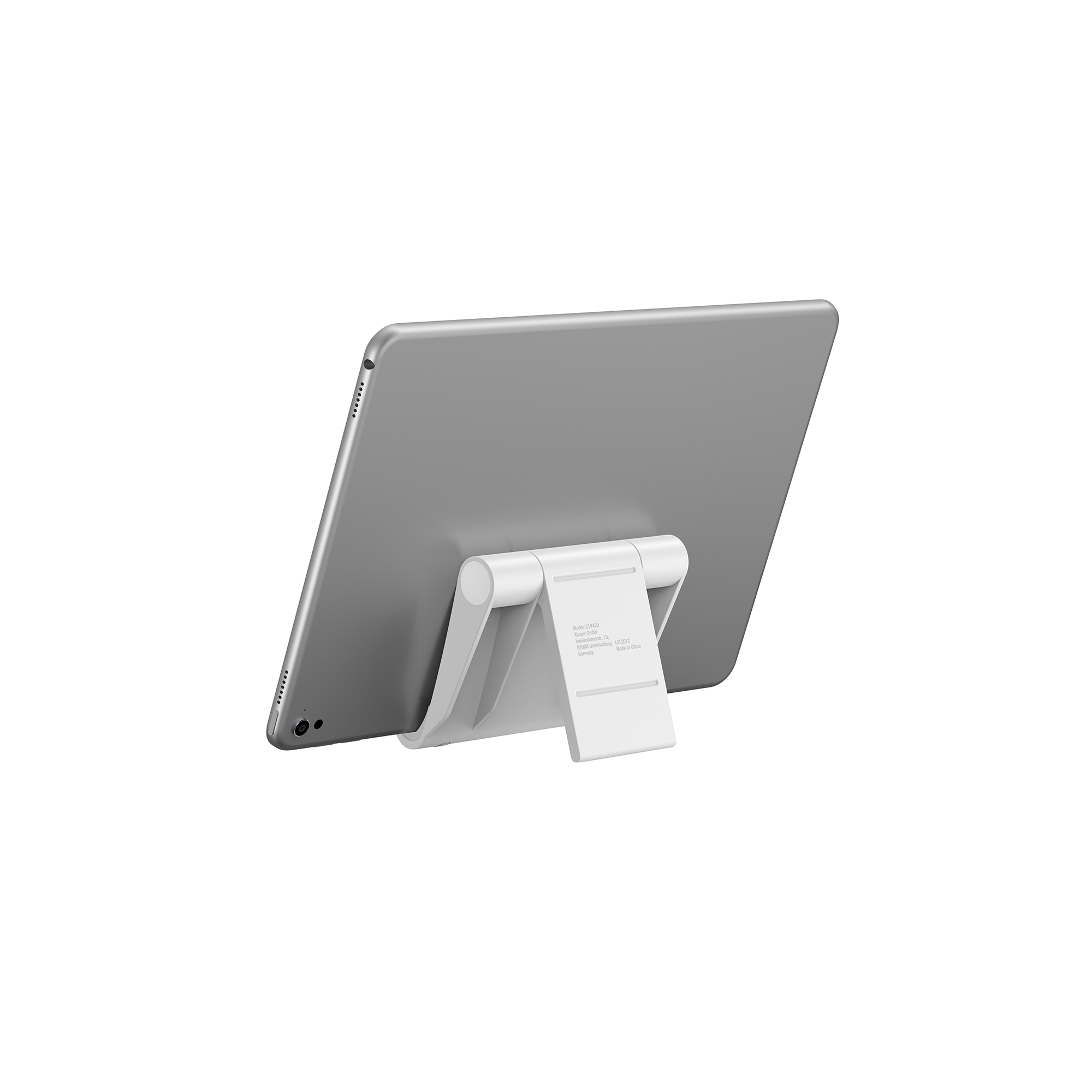 Ein silbernes Tablet ruht auf einem weißen Ständer.