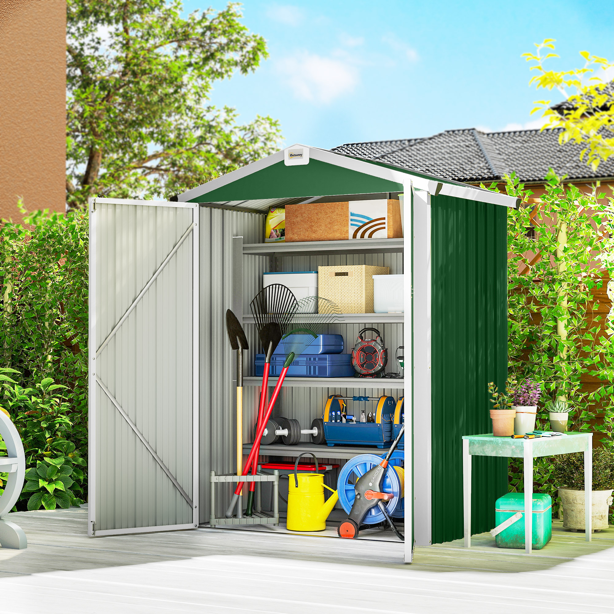 Un cobertizo de jardín verde con puertas abiertas, lleno de herramientas y suministros.