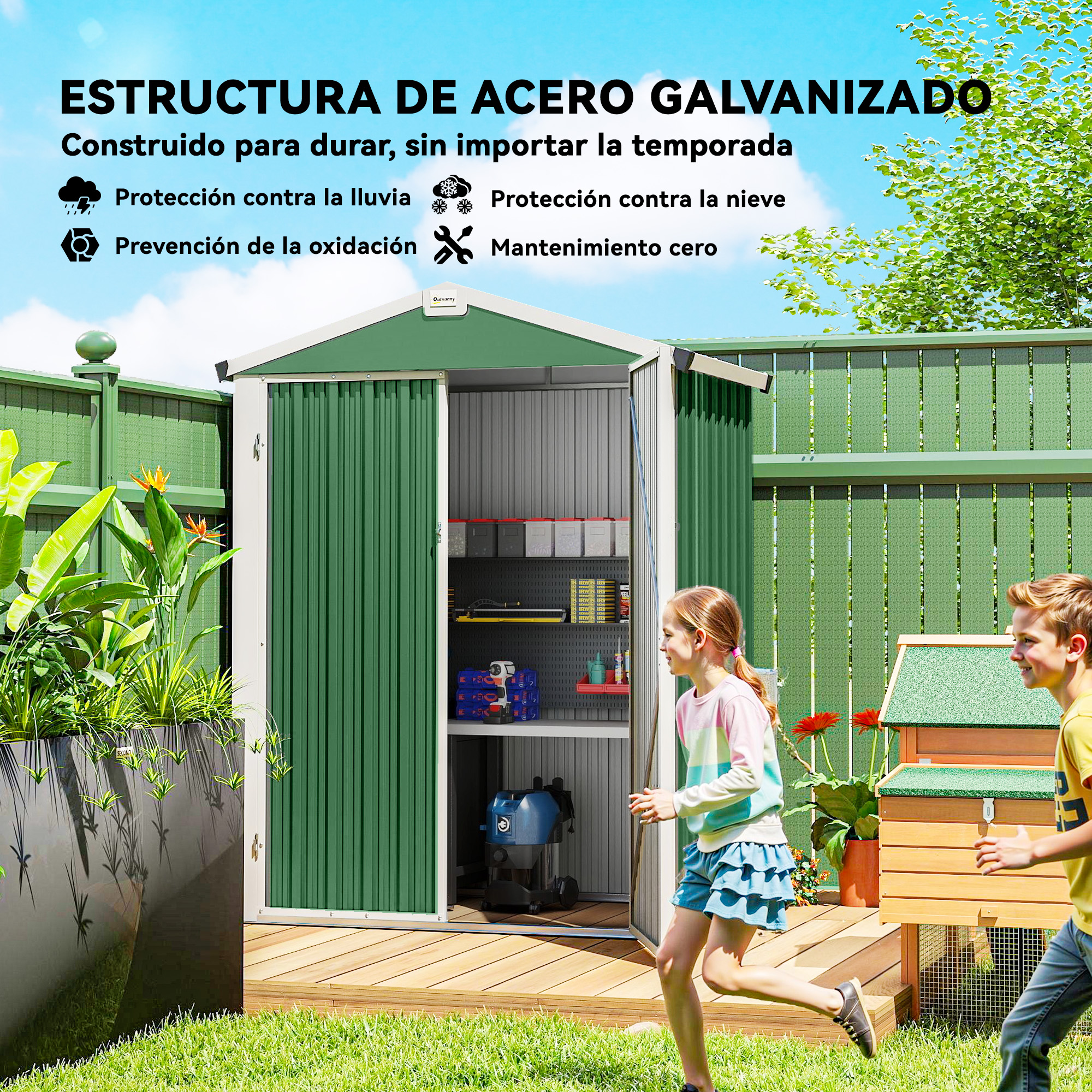 Niños corren en un patio delante de un cobertizo de jardín de metal verde.