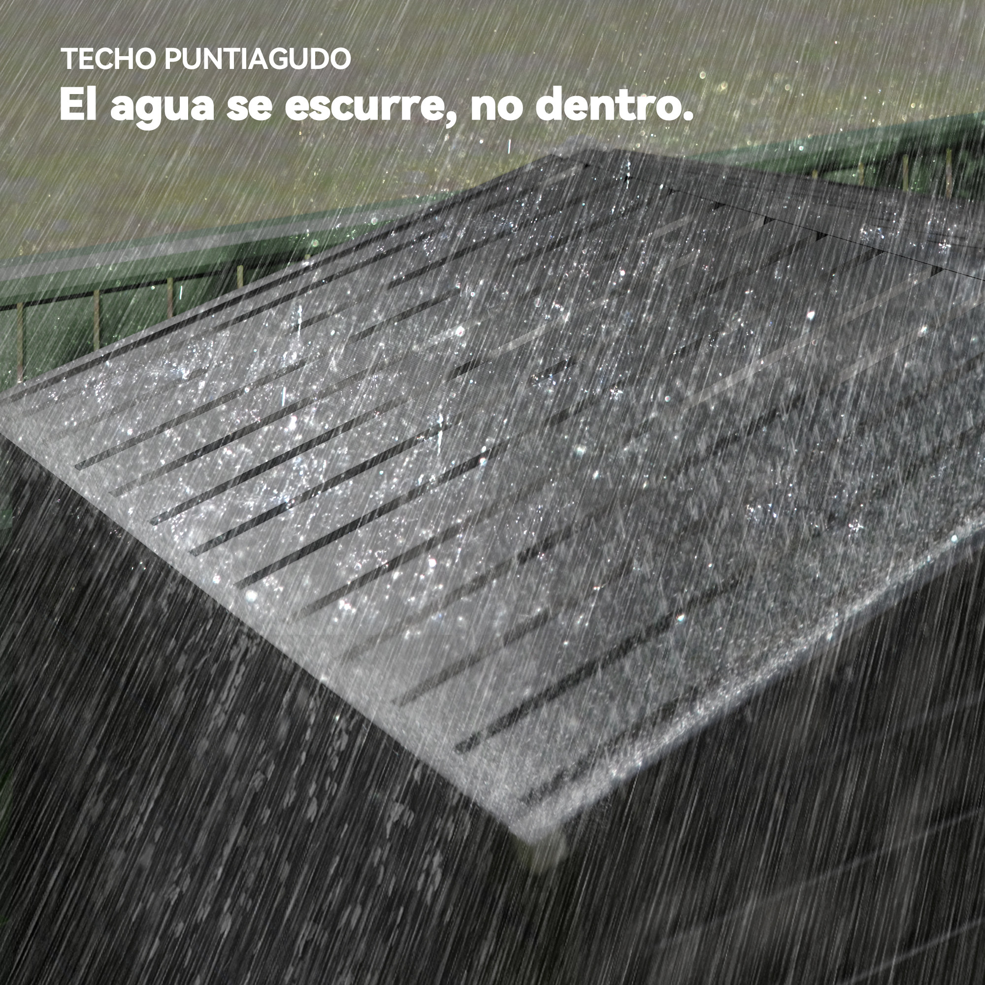 Un techo puntiagudo bajo lluvia intensa, el agua escurre.