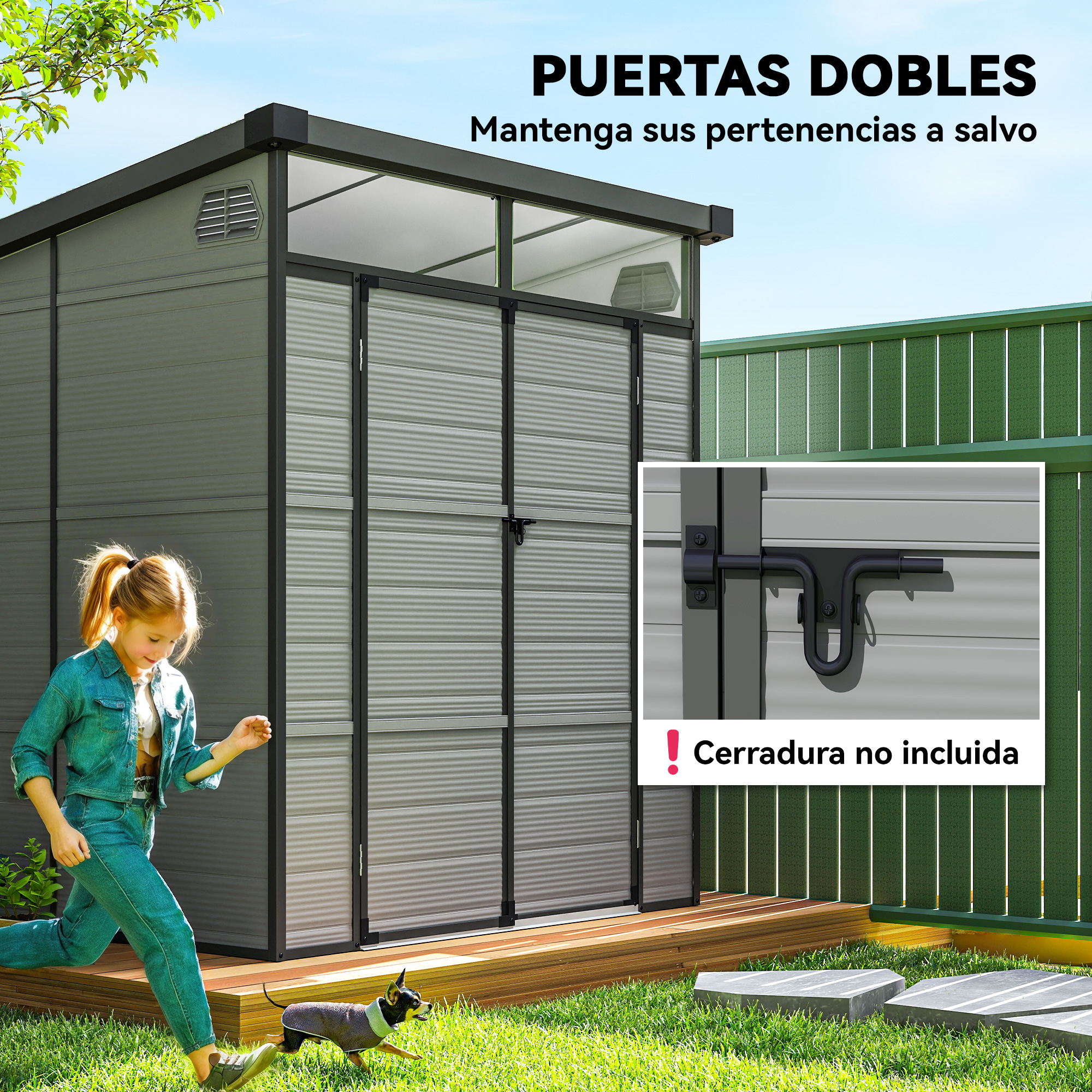 Una niña y un perro corren en el césped frente a un cobertizo gris con doble puerta.