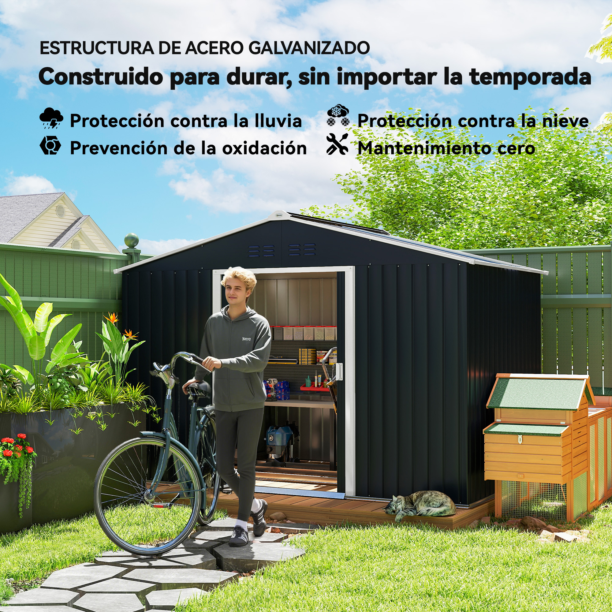 Un hombre está junto a una bicicleta frente a un cobertizo negro con gallinero y plantas.