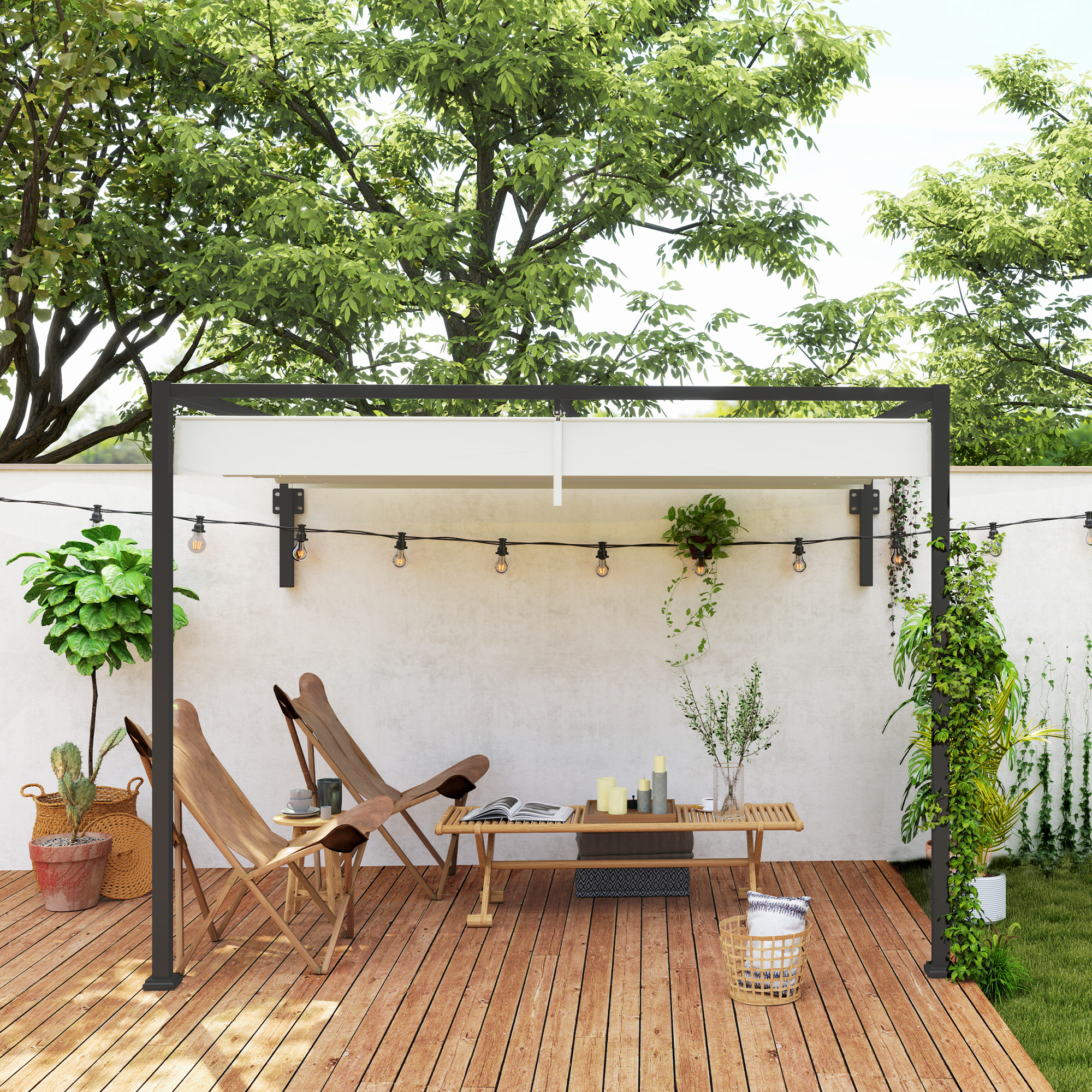 Una terraza de madera con dos sillas, una mesa, plantas y luces de cuerda bajo una pérgola.