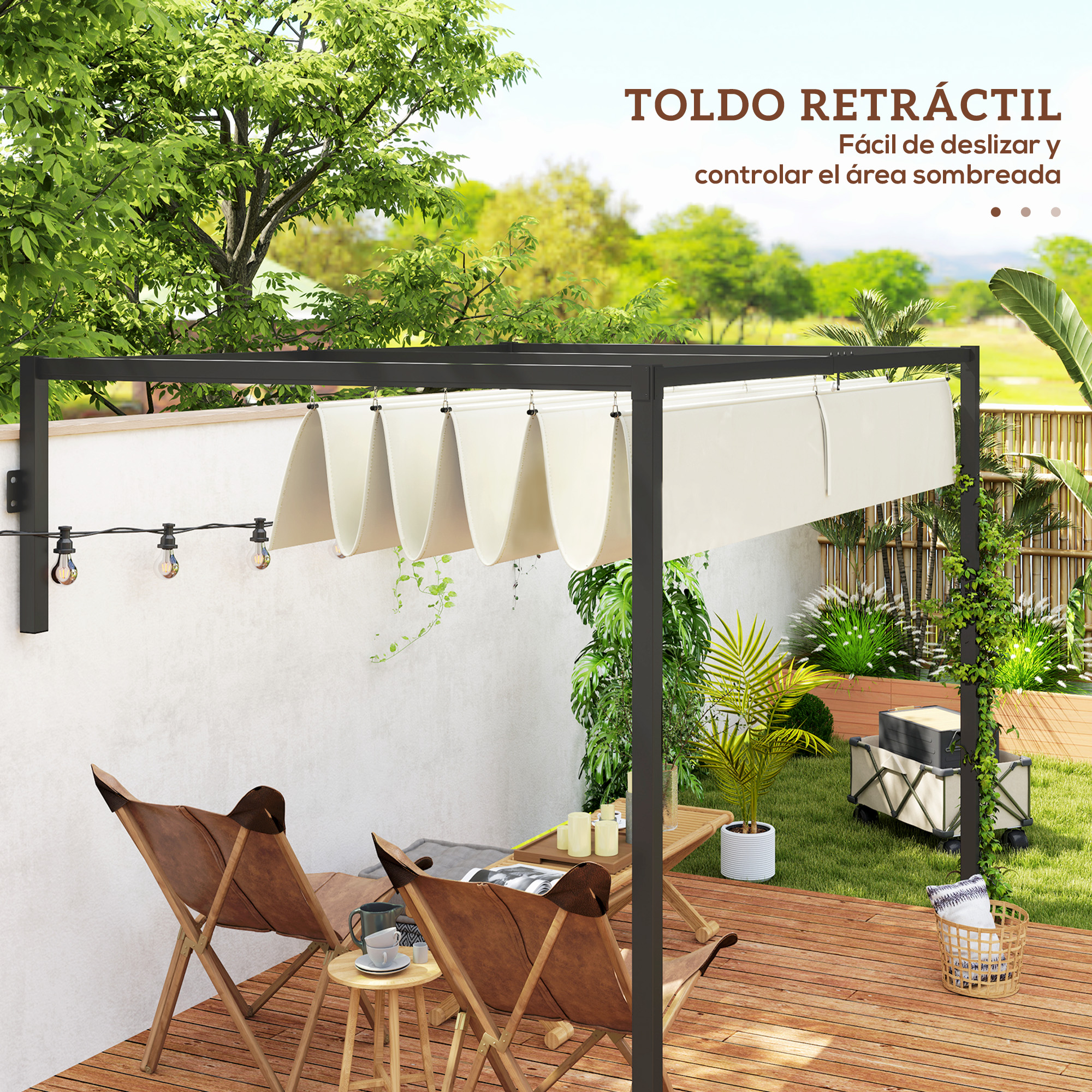 Un toldo retráctil sobre una terraza de madera con muebles de exterior.