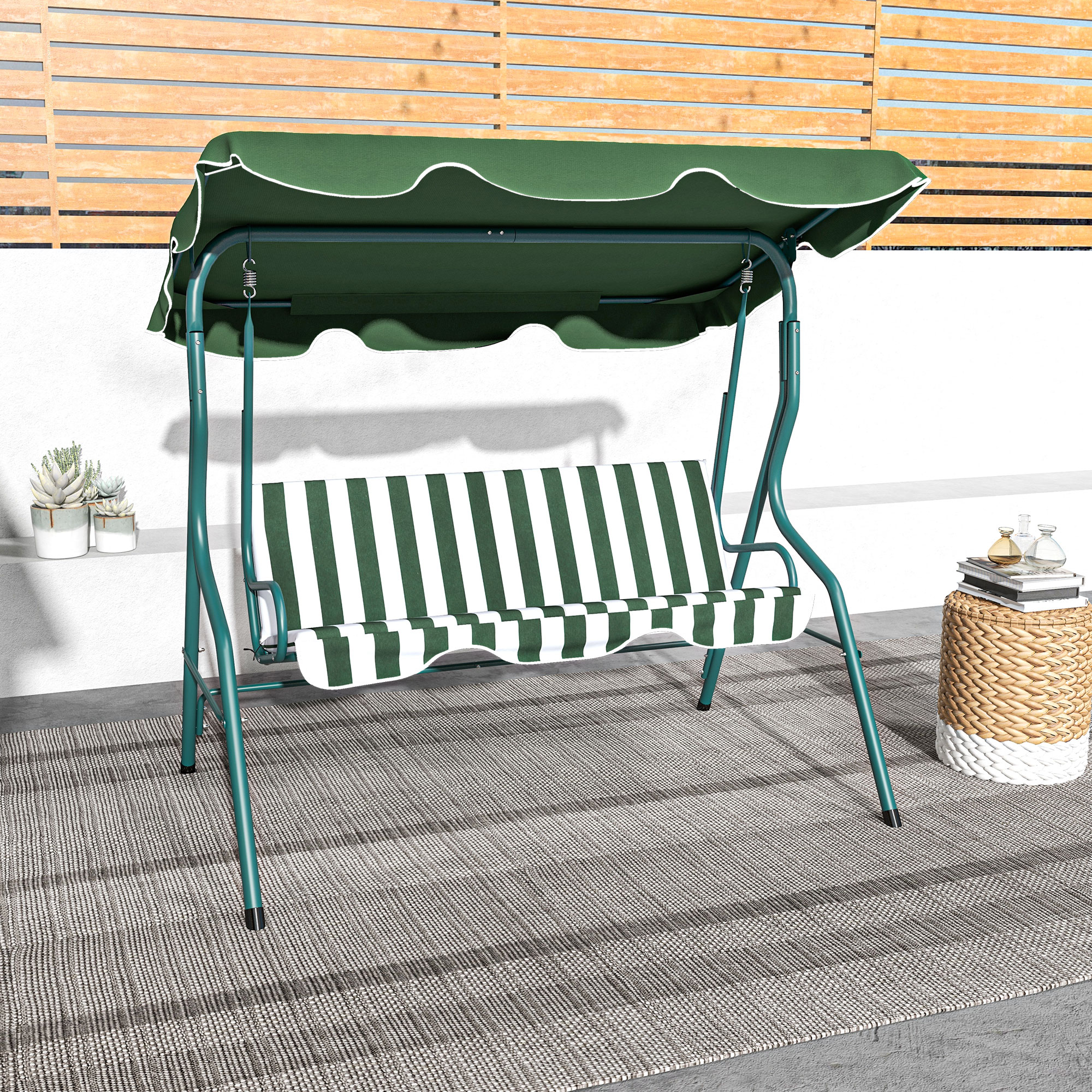 Un columpio verde con asiento y toldo de rayas blancas y verdes.