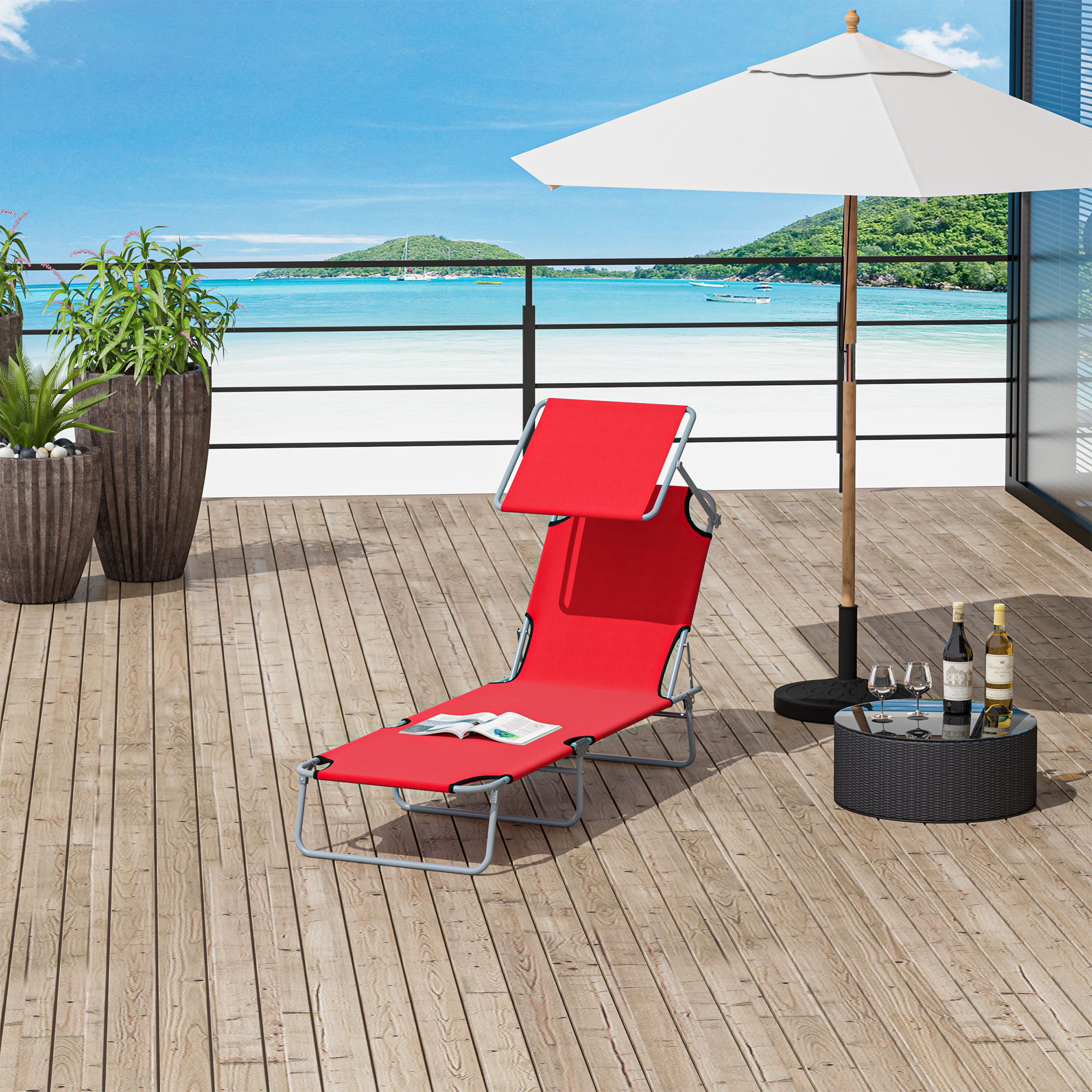Sdraio rossa su terrazza vista mare, con ombrellone e bevande.