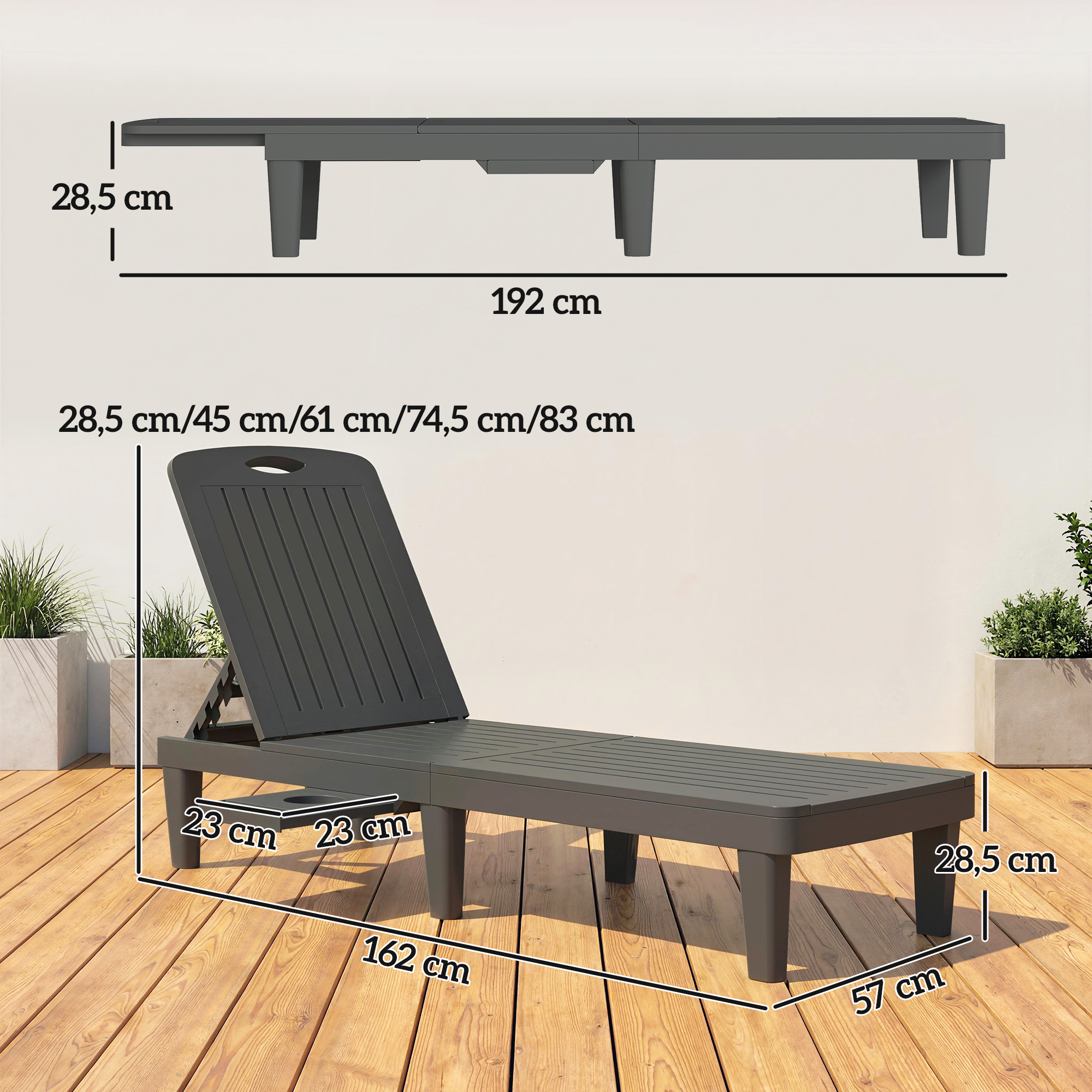 Tumbona gris con dimensiones sobre una terraza de madera con plantas.