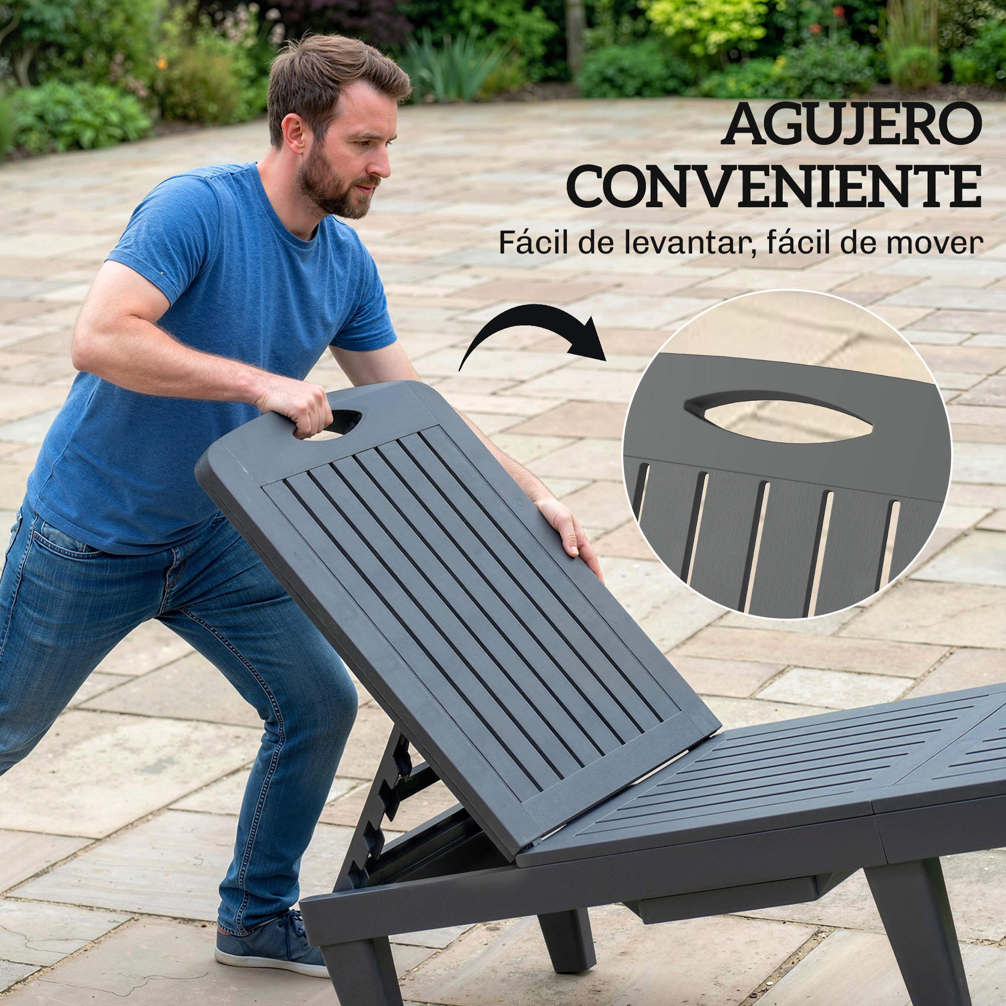 Hombre con camiseta azul levanta tumbona gris oscuro por asa.