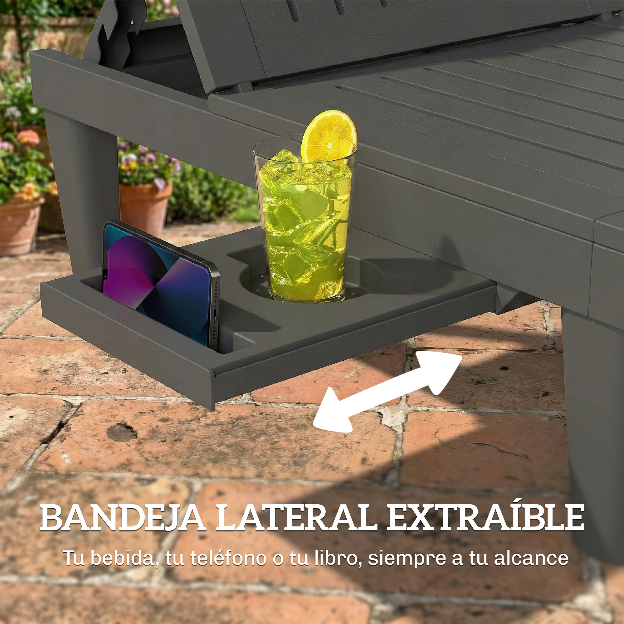 Tumbona gris con bandeja extraíble, bebida y smartphone en exterior.