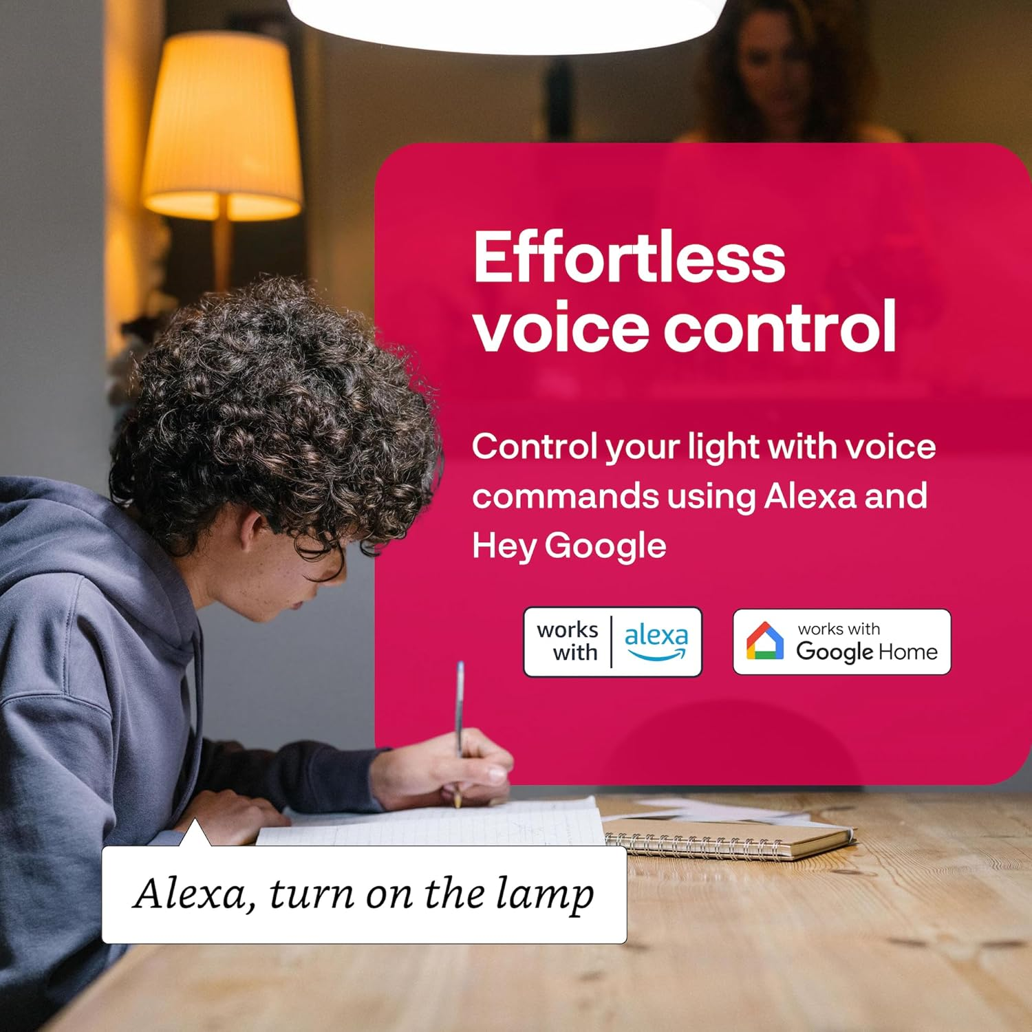 Junge schreibt, Spritzgeräusch, Lampe mit Sprachsteuerung, Alexa/Google Home