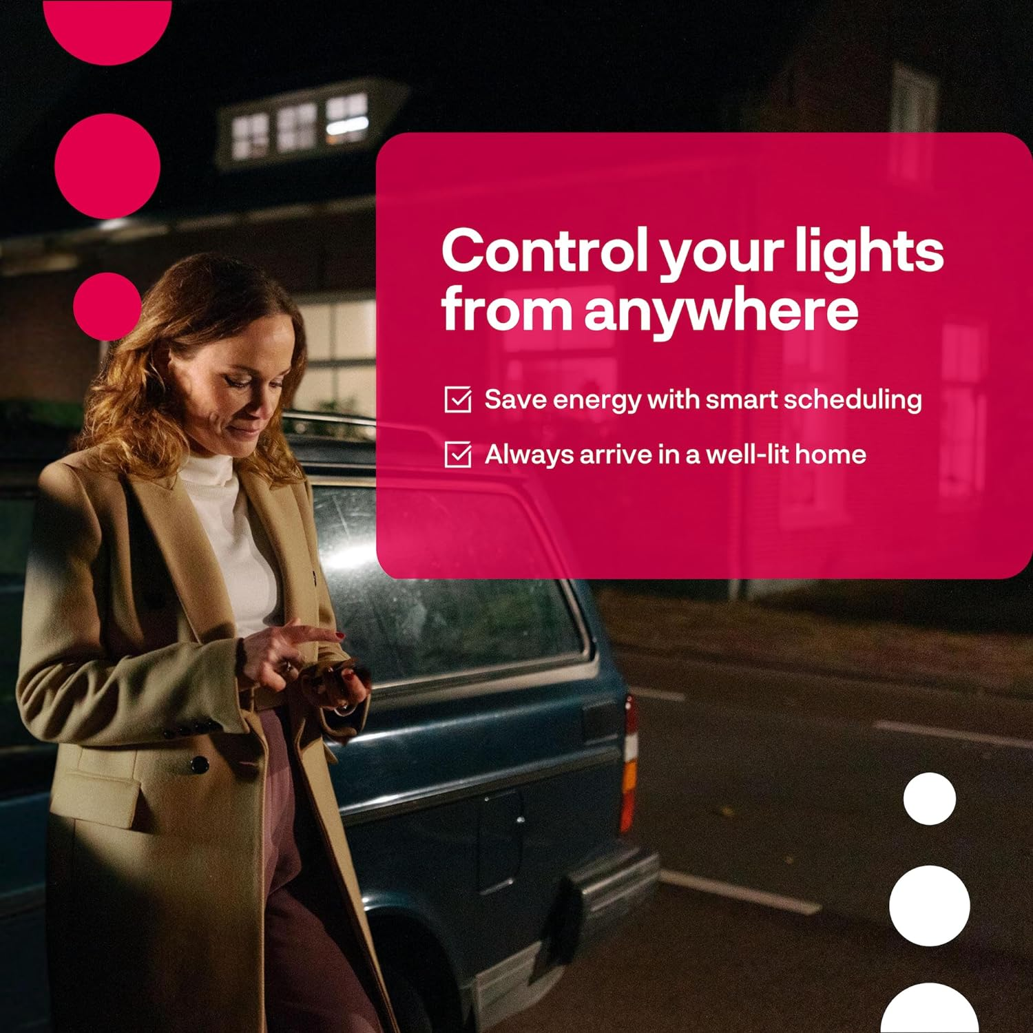 Frau mit Handy neben Auto bei Nacht, Text über Lichtsteuerung.