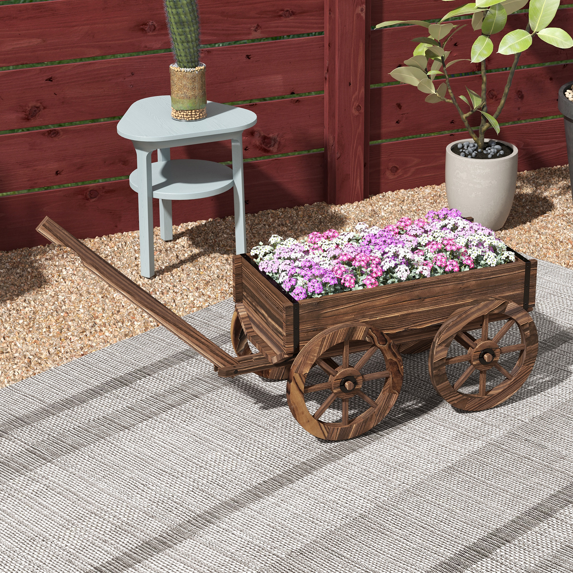Ein hölzerner Wagen voller bunter Blumen auf einem Teppich.