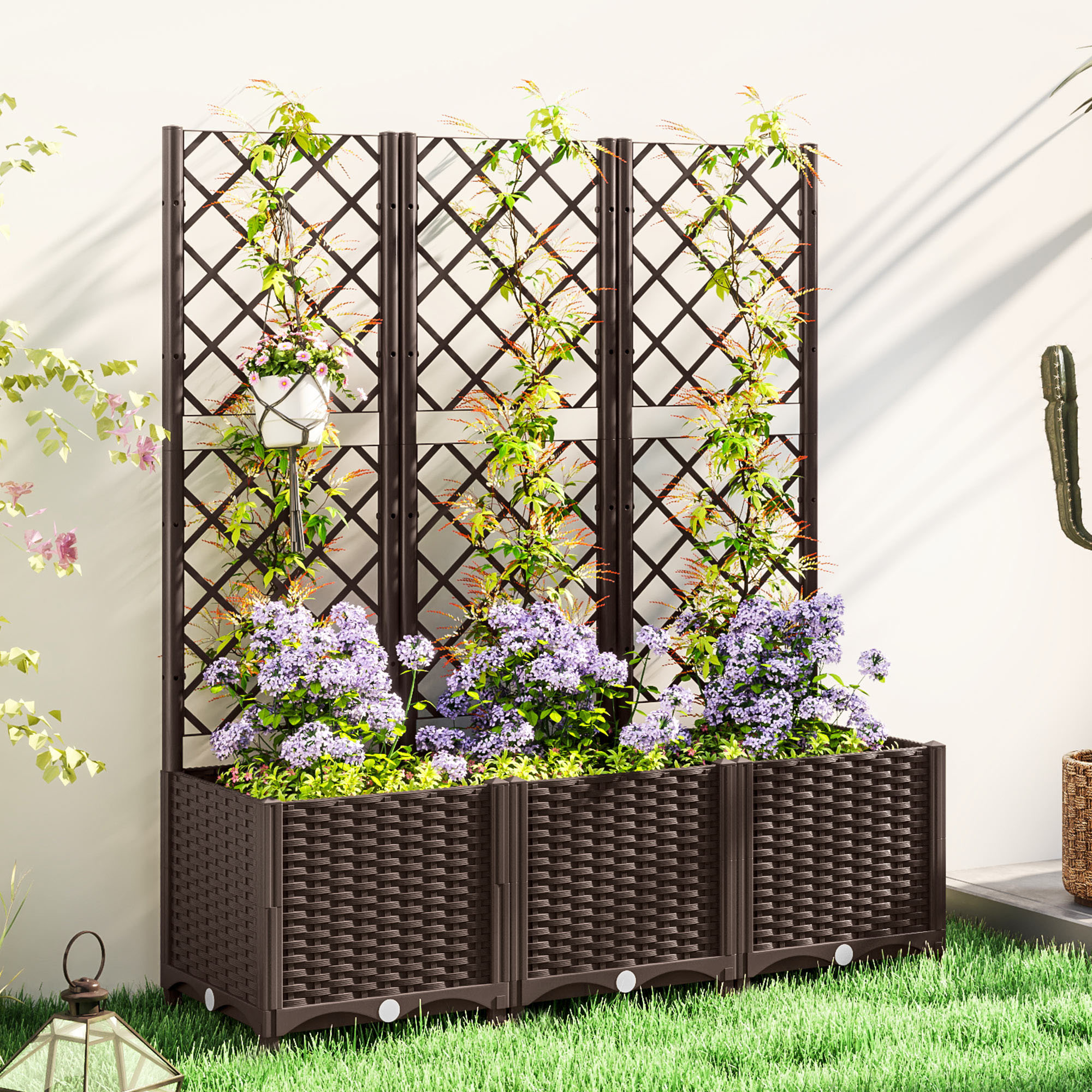 Macetero marrón oscuro con enrejado y flores moradas contra pared blanca.