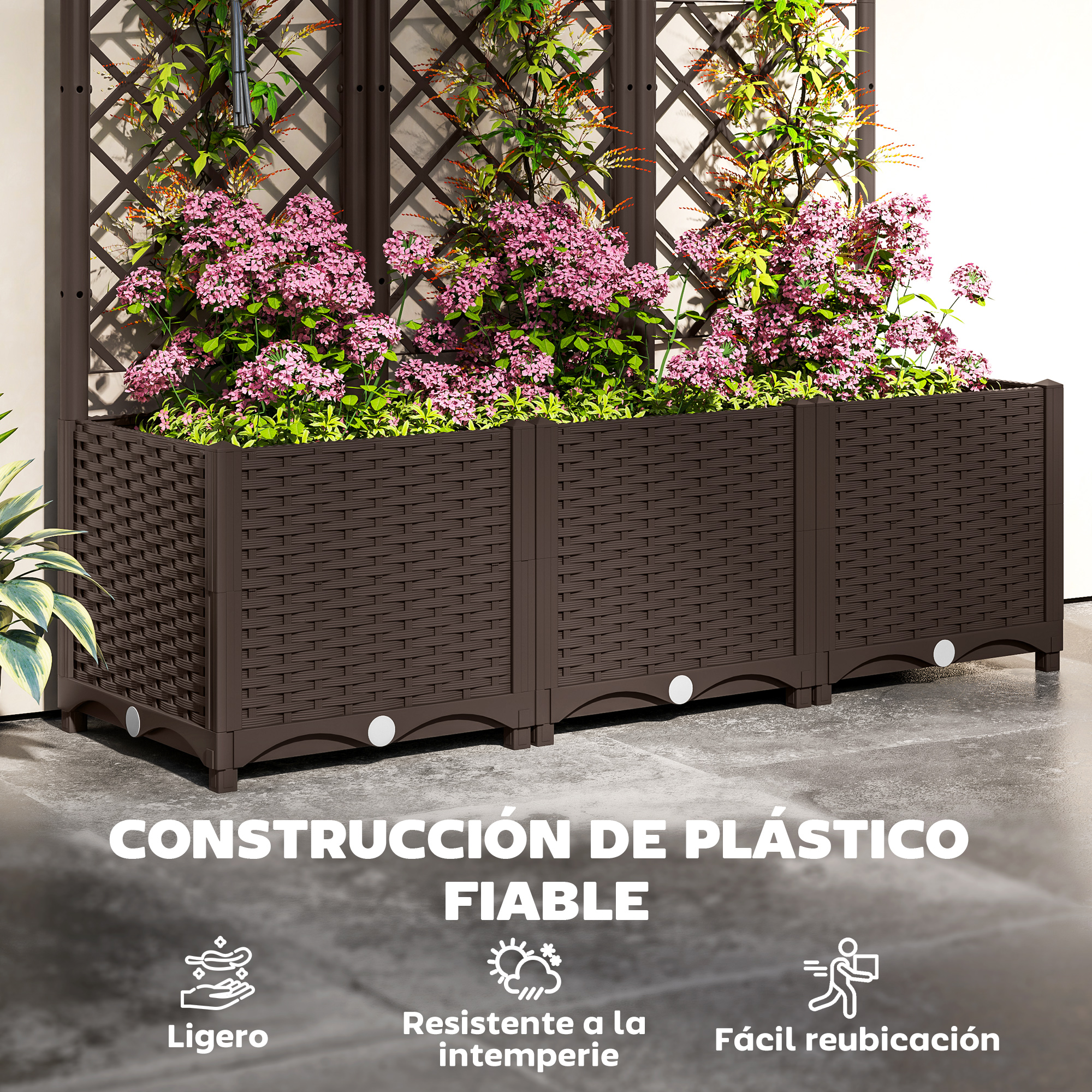 Macetero de plástico marrón con flores rosas y enredaderas en una celosía.