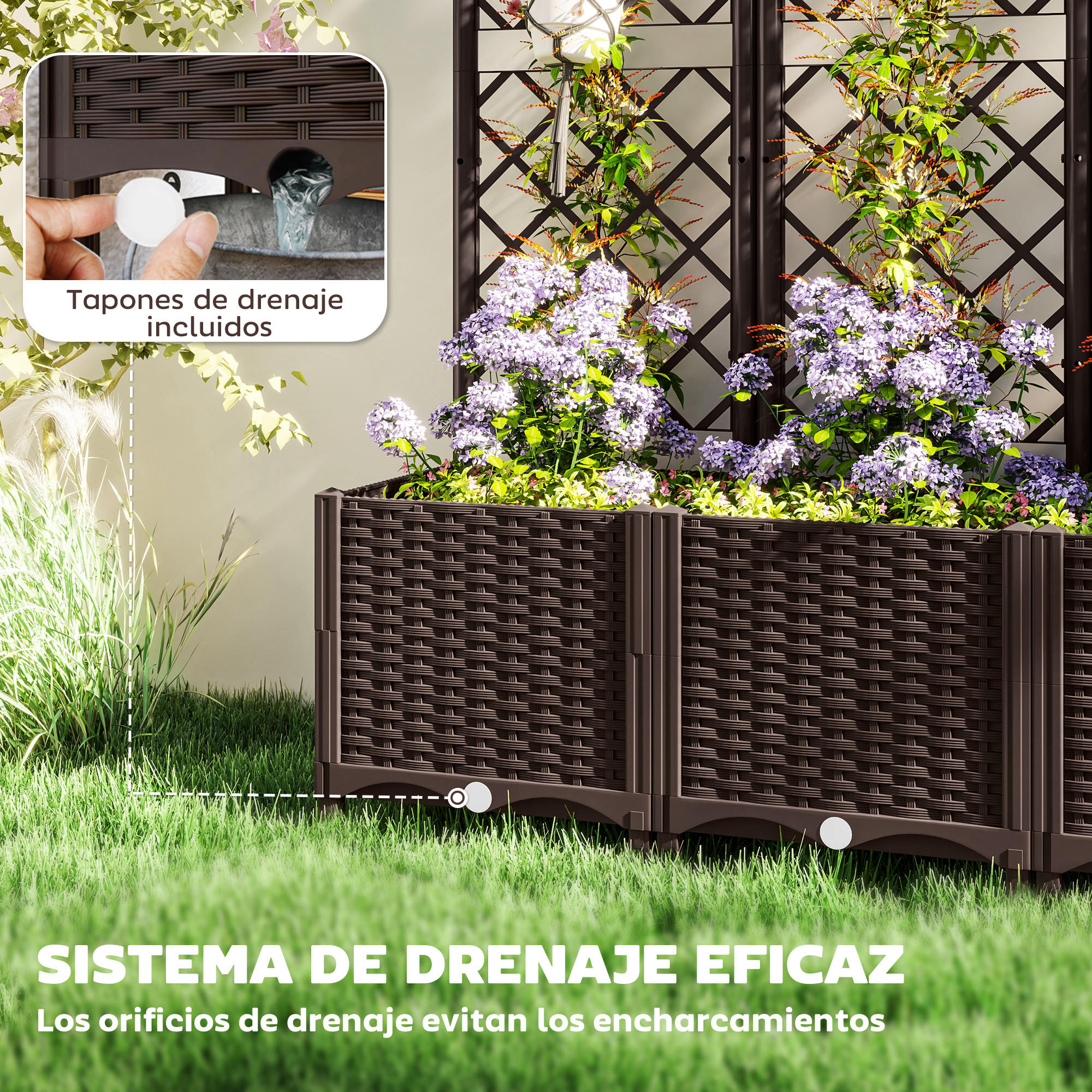 Macetero marrón con flores moradas, enrejado y césped.