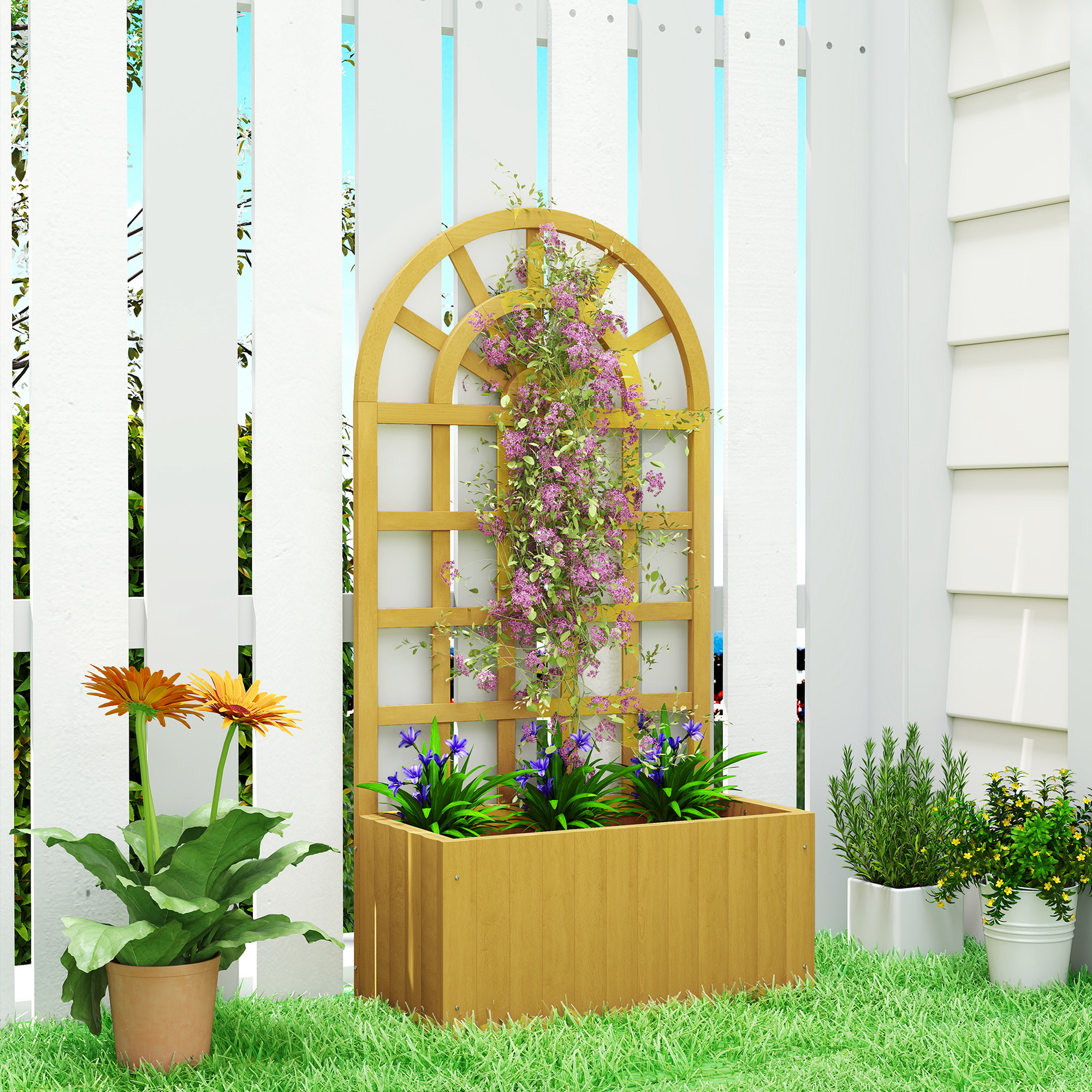 Un jardinero de madera con flores púrpuras frente a una valla.