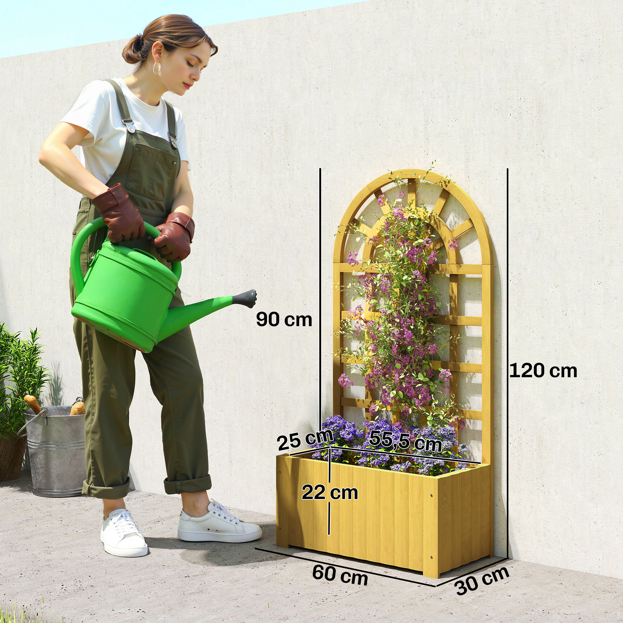 Una mujer riega una jardinera de madera con plantas trepadoras.