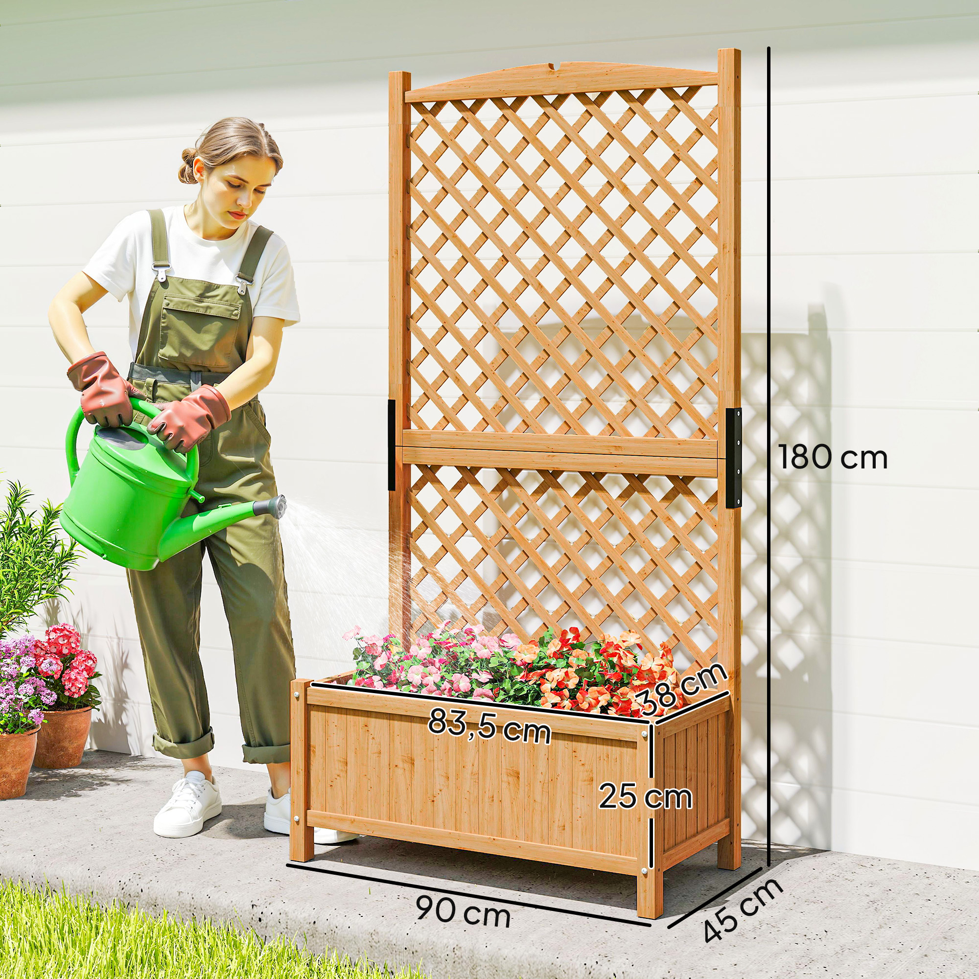 Mujer regando flores en jardinera de madera con enrejado. Dimensiones.