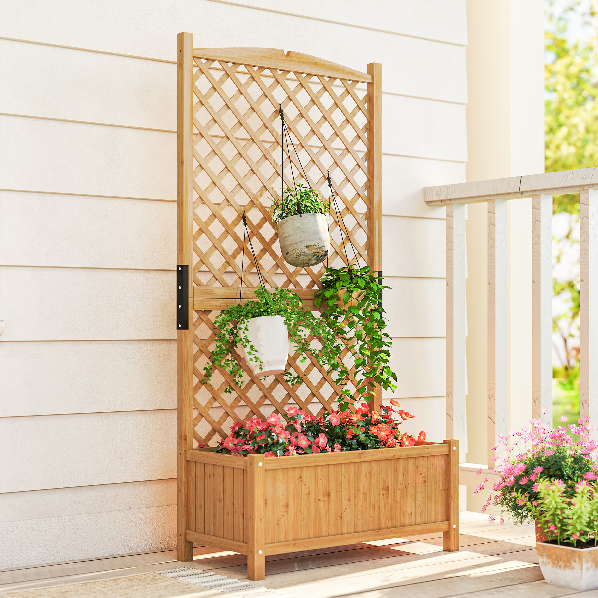 Enrejado de madera con jardinera, plantas colgantes y flores rosas.