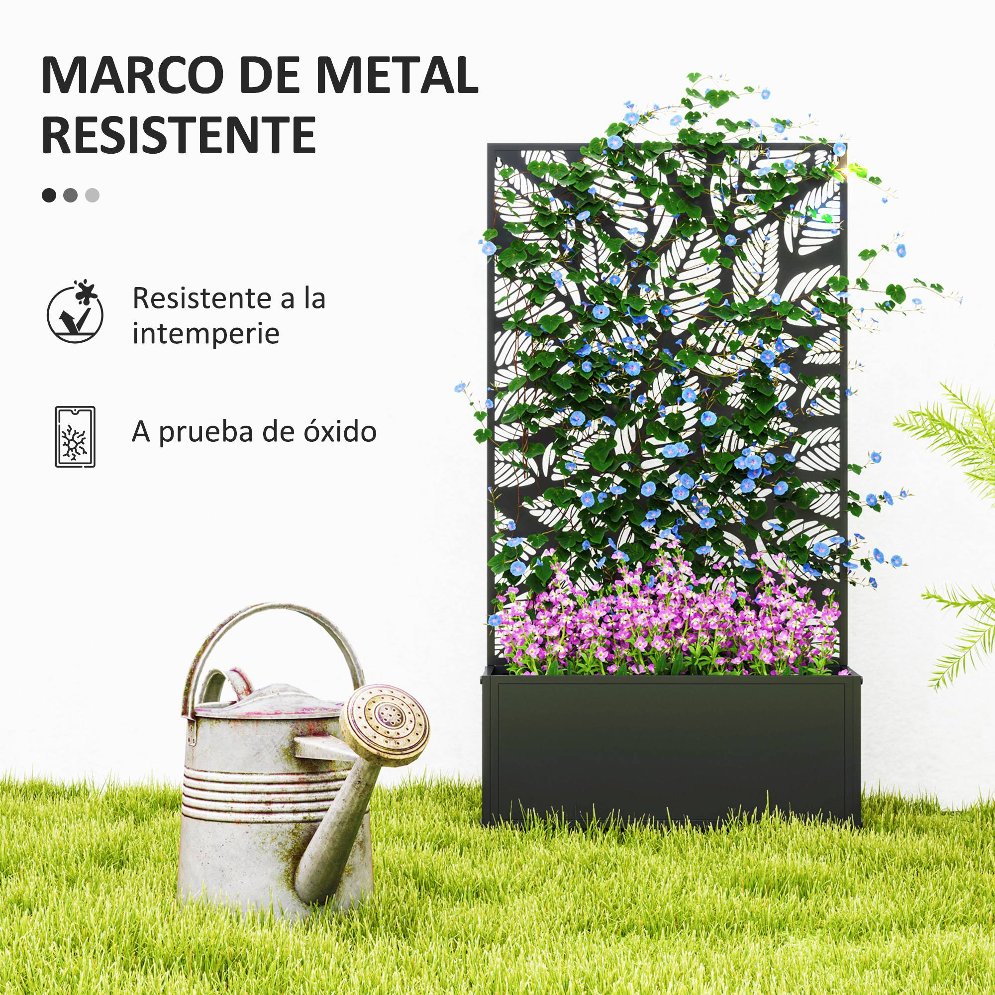 Una celosía con plantas y flores, junto a una regadera sobre césped.