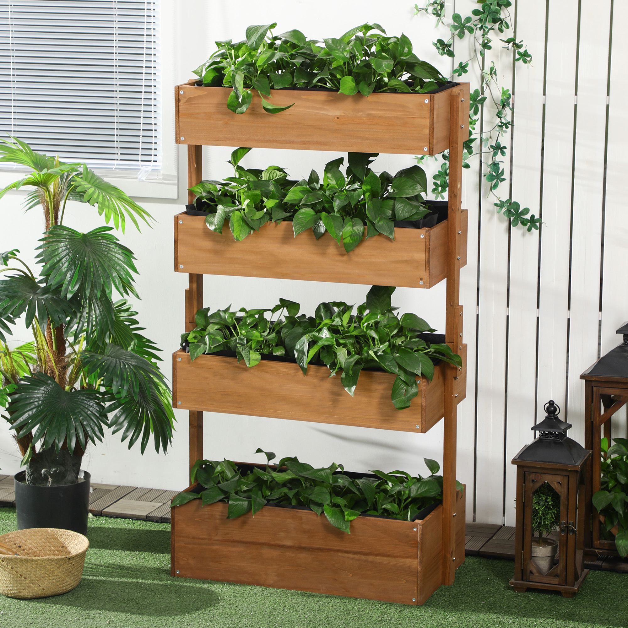 Un jardinero vertical de madera de cuatro niveles lleno de plantas verdes.