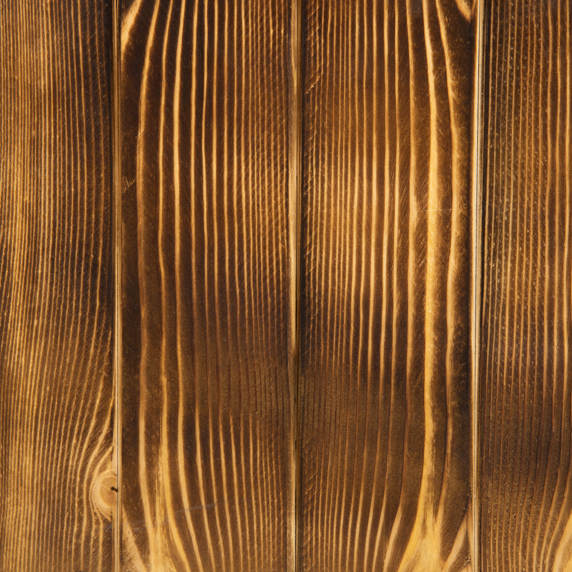 Veta de madera con líneas verticales oscuras y espacios claros.