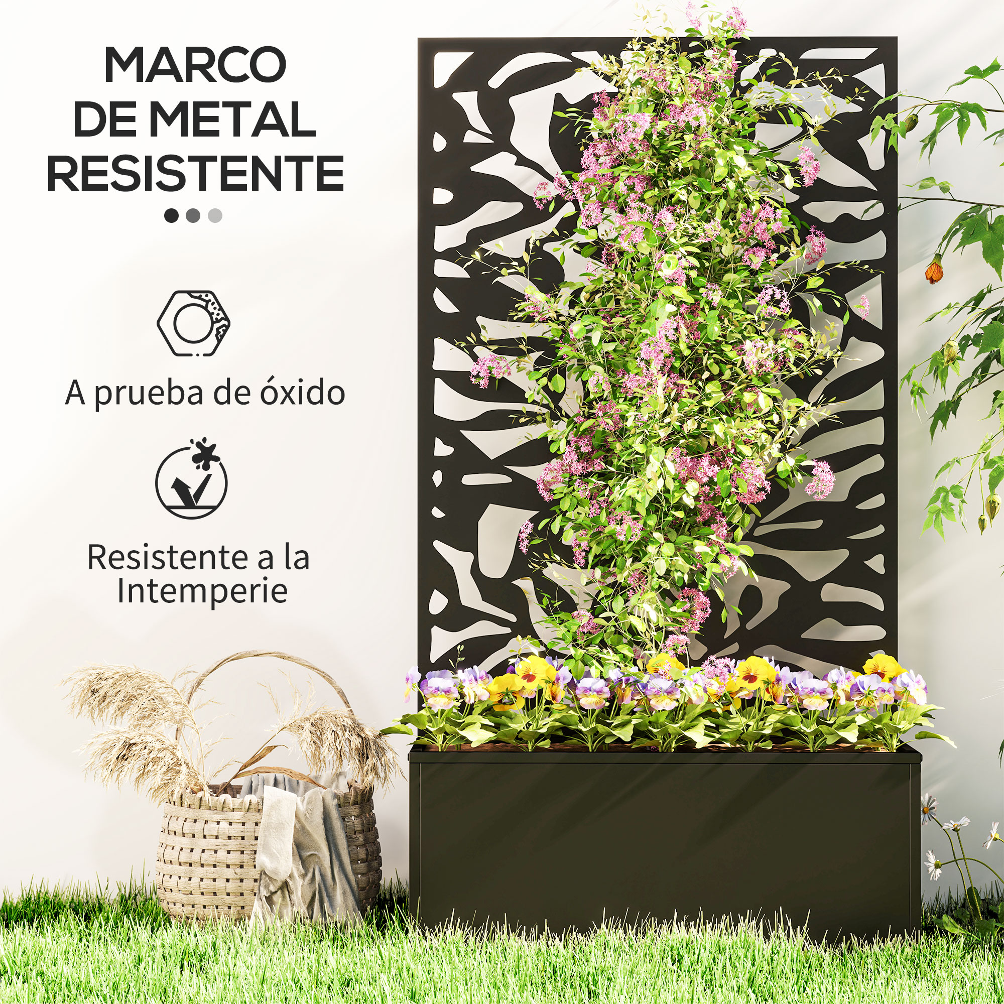 Un jardinera negra con flores coloridas y una celosía con plantas trepadoras.