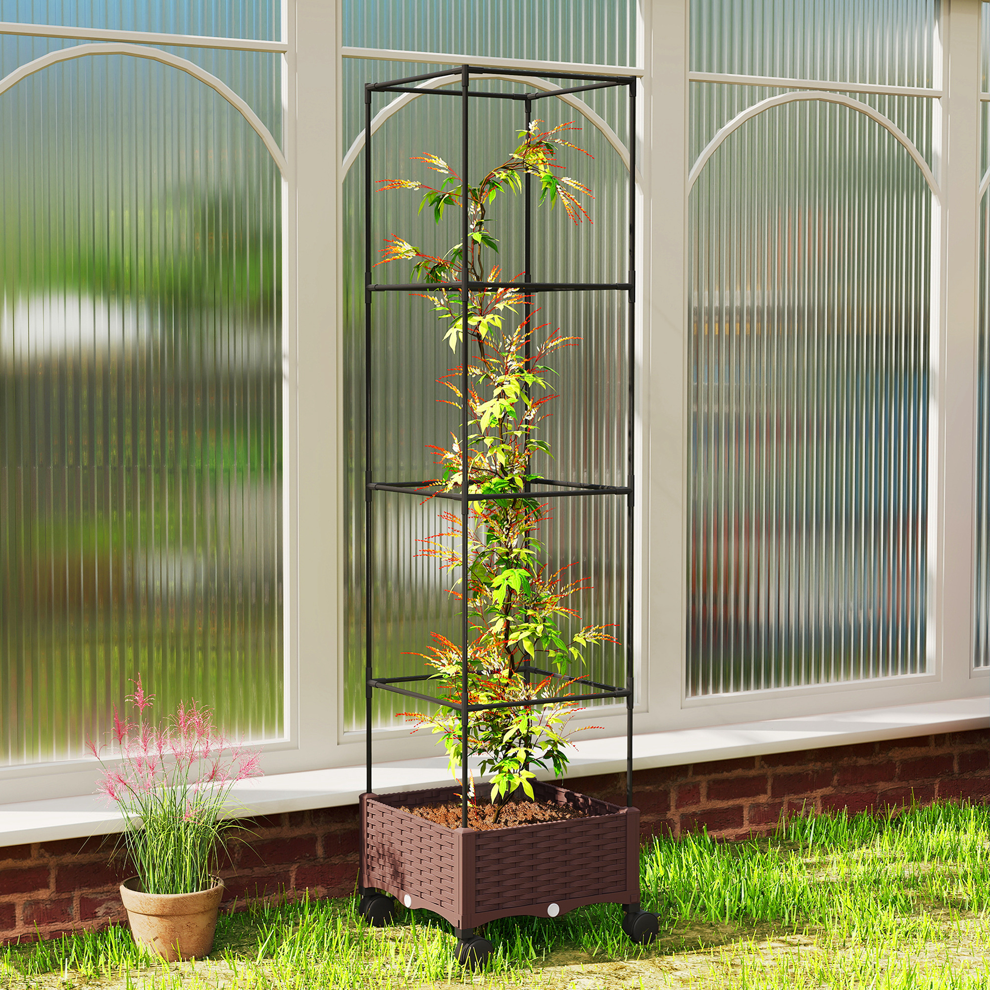 Una jardinera rectangular marrón oscura con ruedas soporta una jaula negra para plantas con una planta.