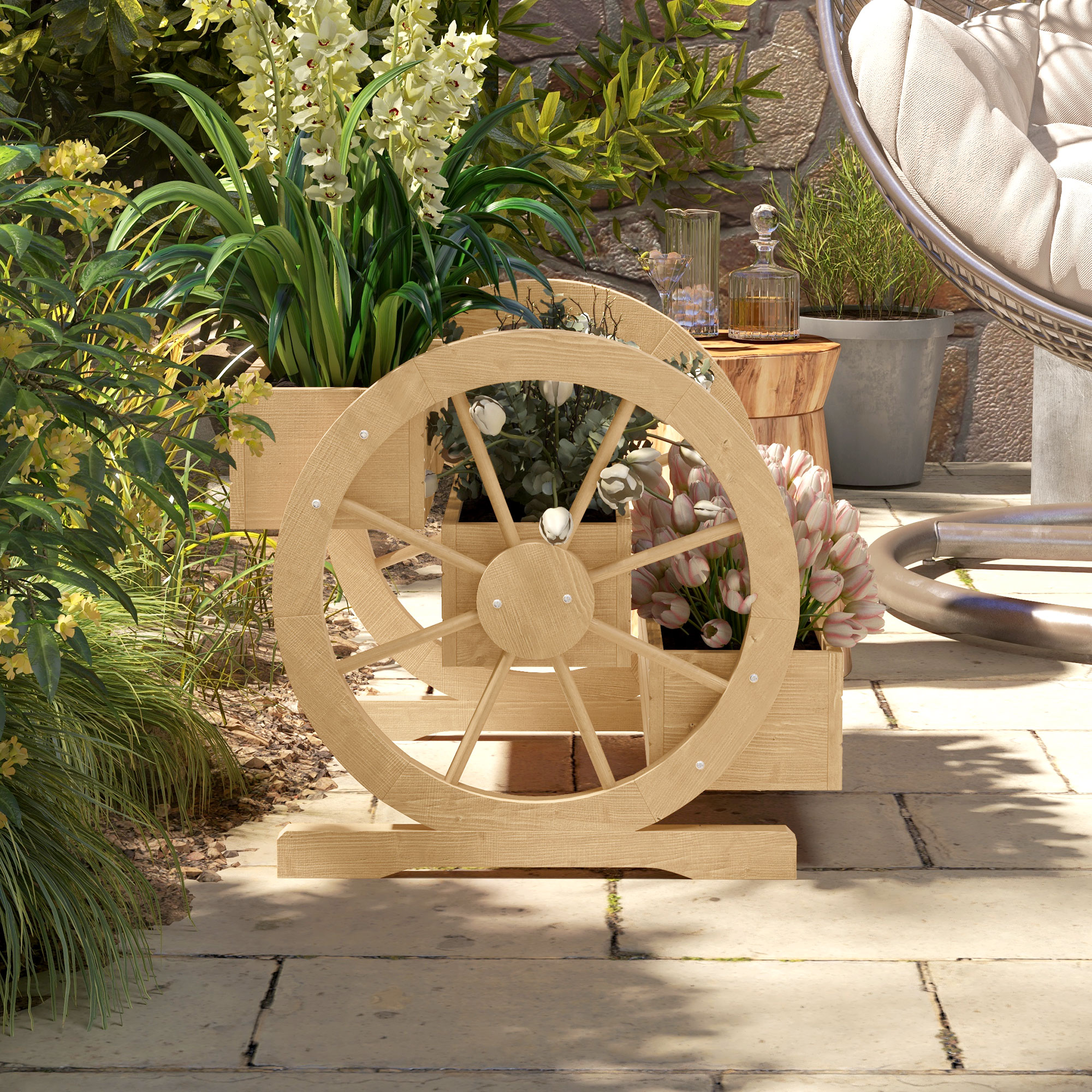 Una jardinera de rueda de carro de madera con flores, en un patio de piedra.