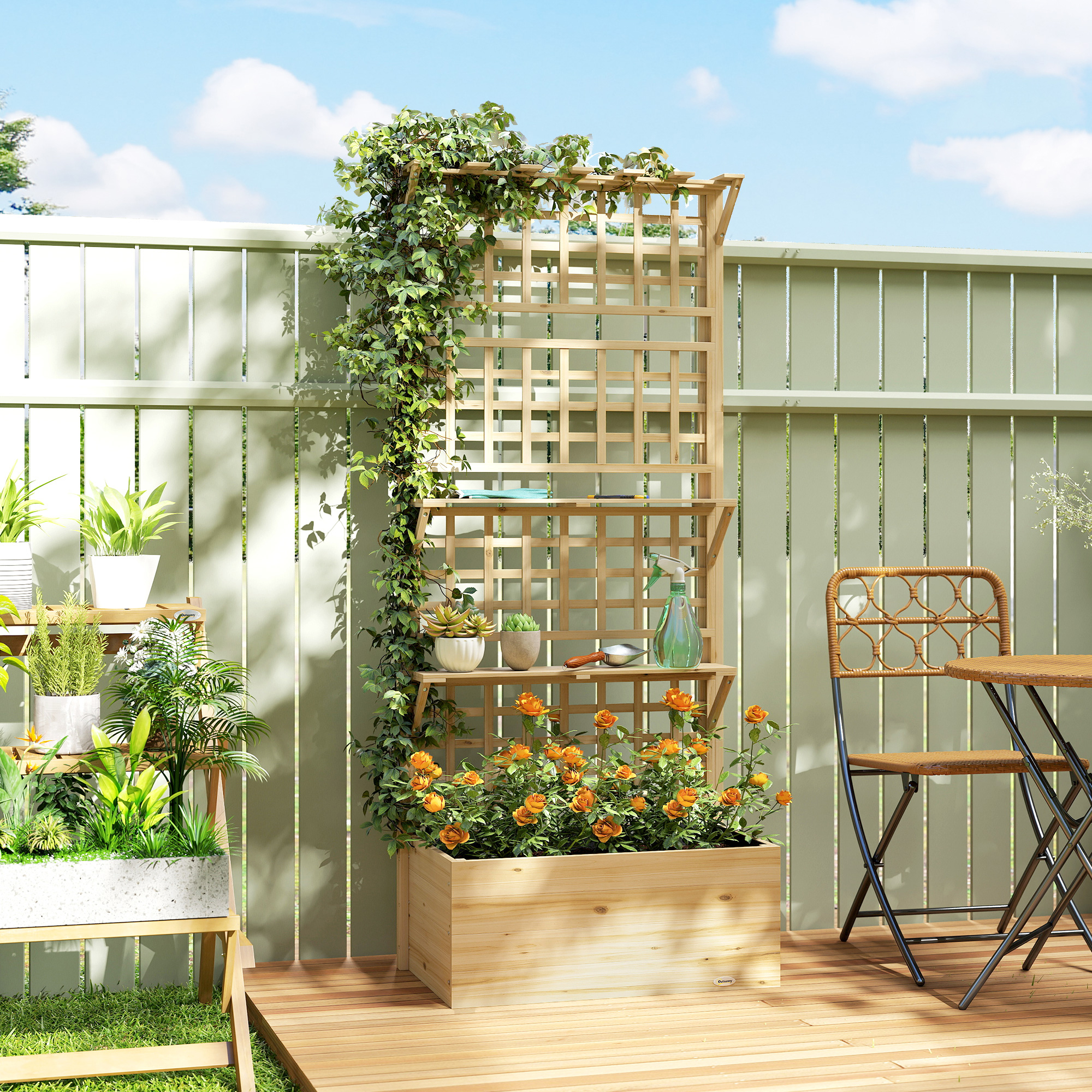Un enrejado de madera con plantas, flores y muebles en una terraza de madera.