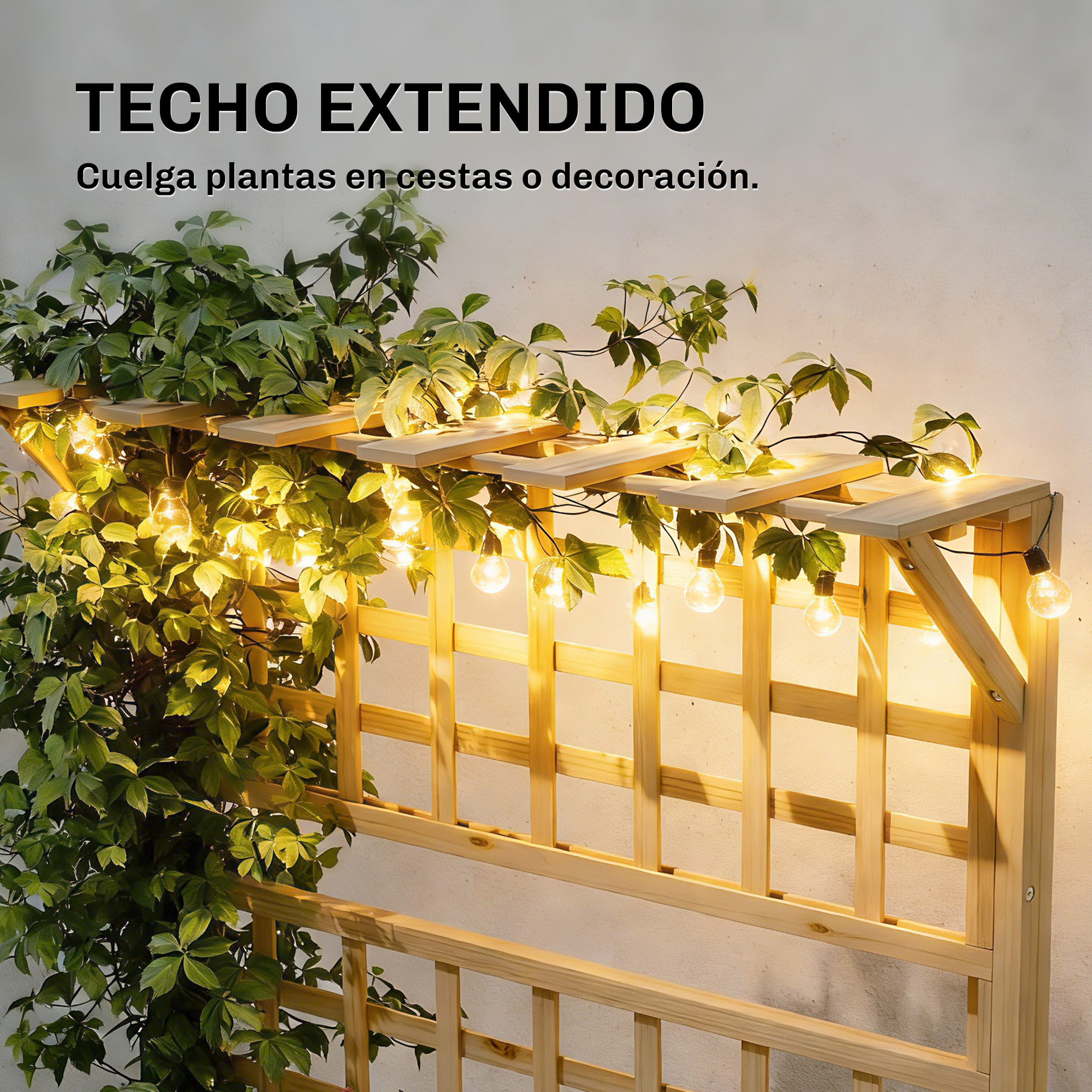 Una celosía de madera con plantas y luces de cadena contra una pared.
