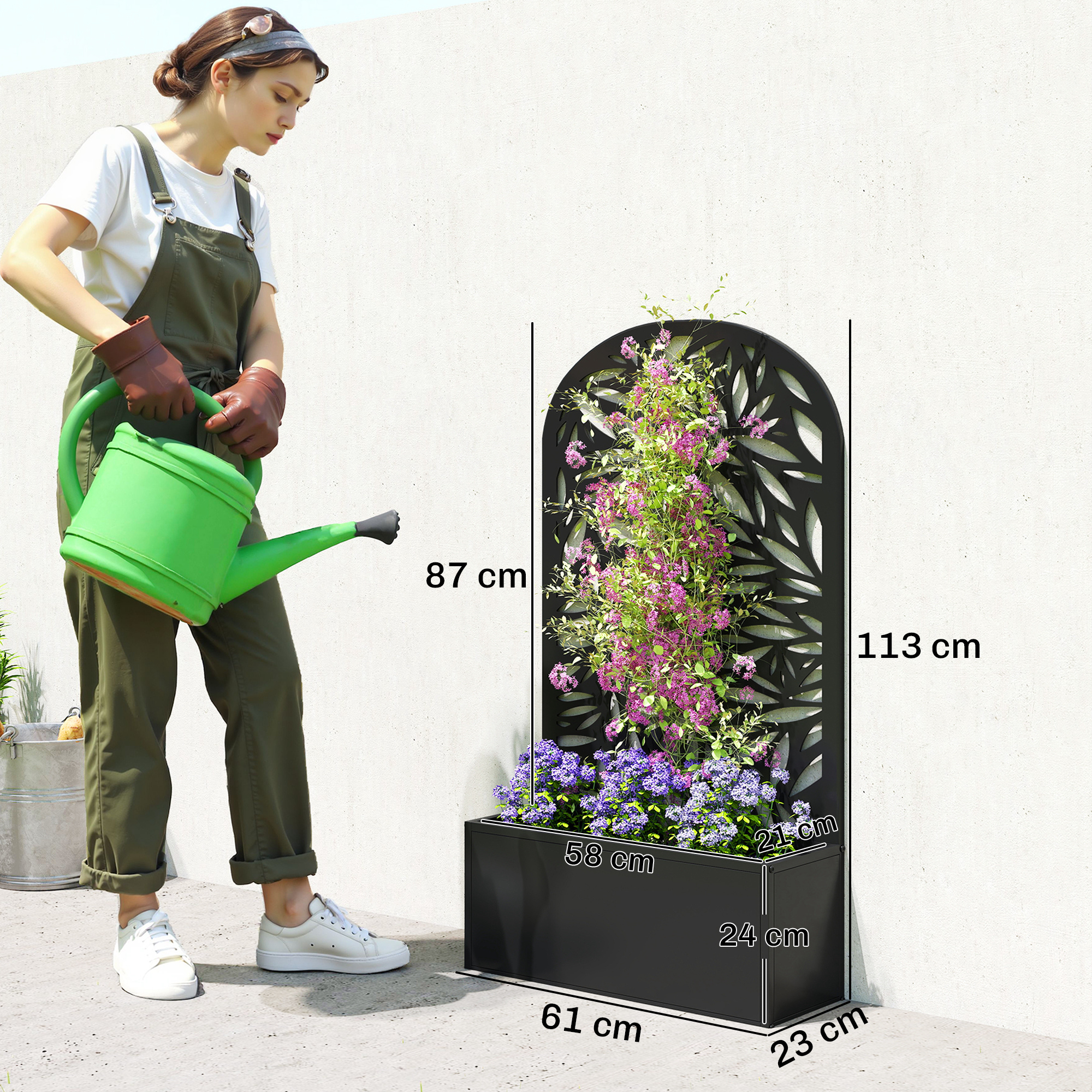 Mujer regando plantas en un macetero moderno con enrejado.