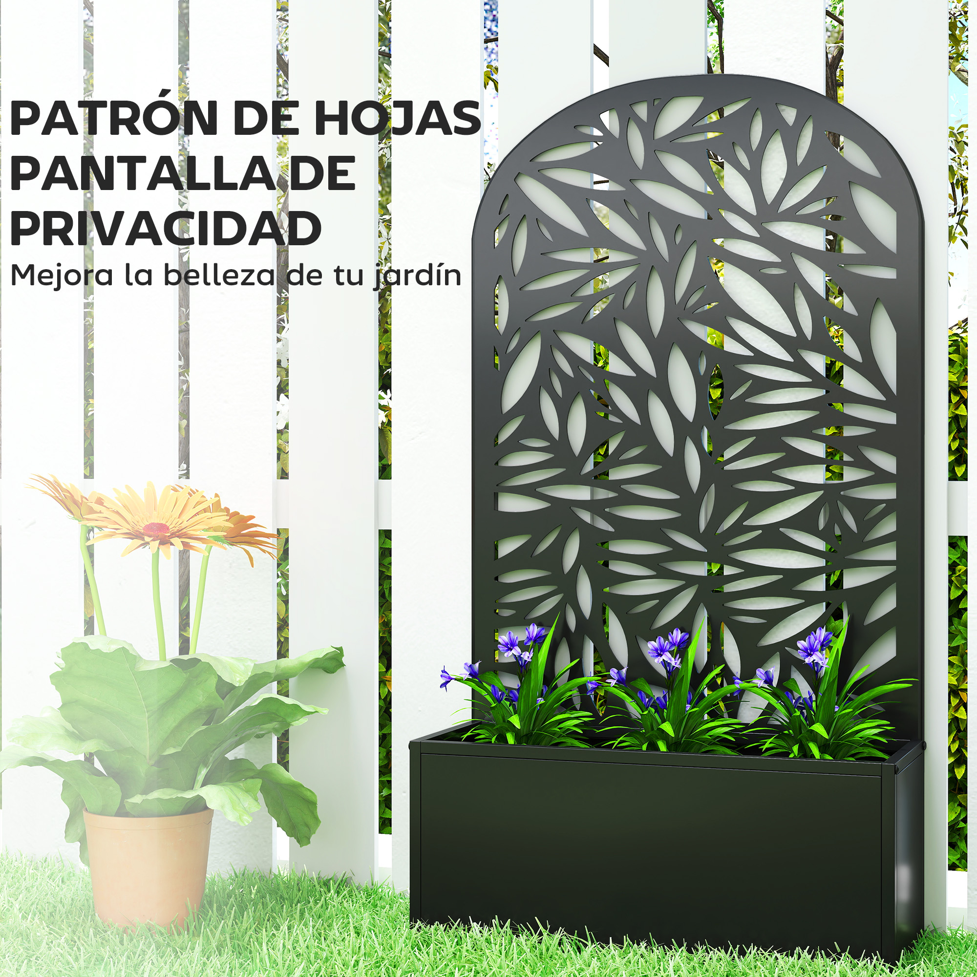 Una pantalla de privacidad negra con patrón de hojas junto a una planta con flores naranjas y jardinera negra.