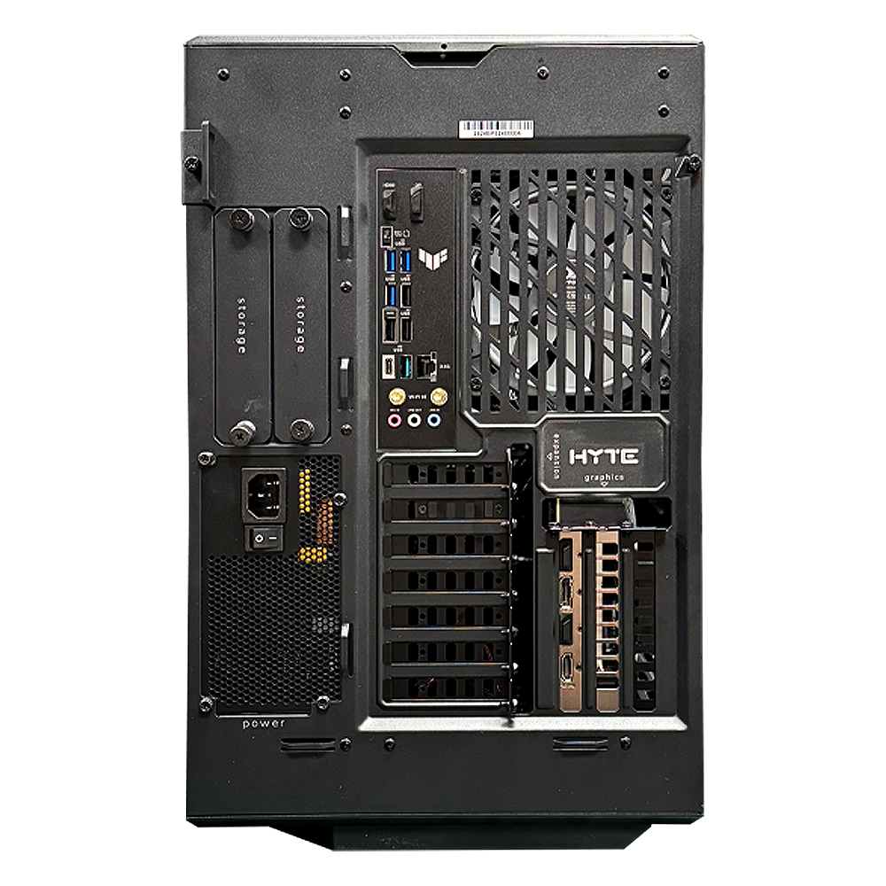 Vista trasera de una caja de PC negra mostrando puertos y ventilador.