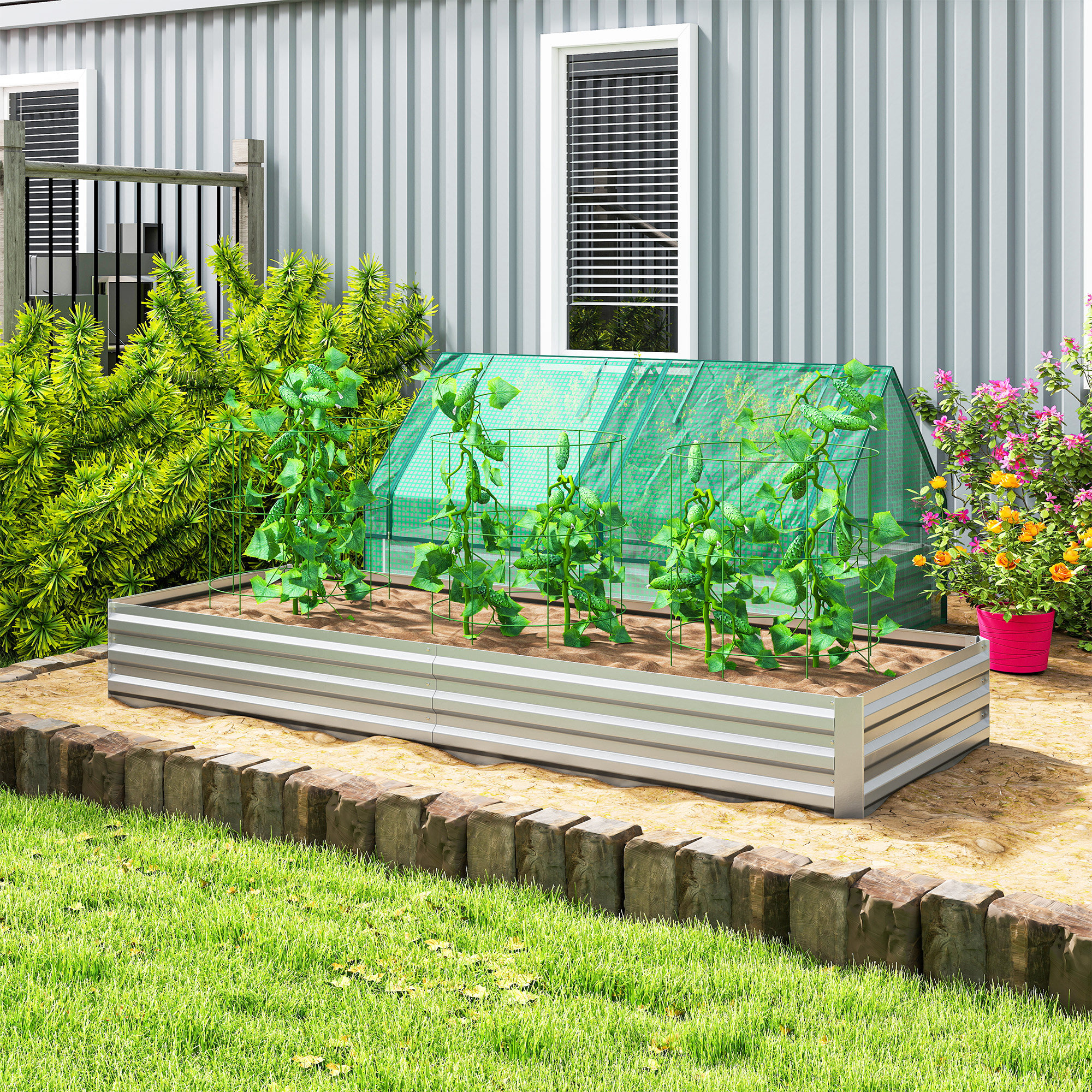 Un bancal elevado con plantas de pepino bajo una red verde, frente a un edificio.