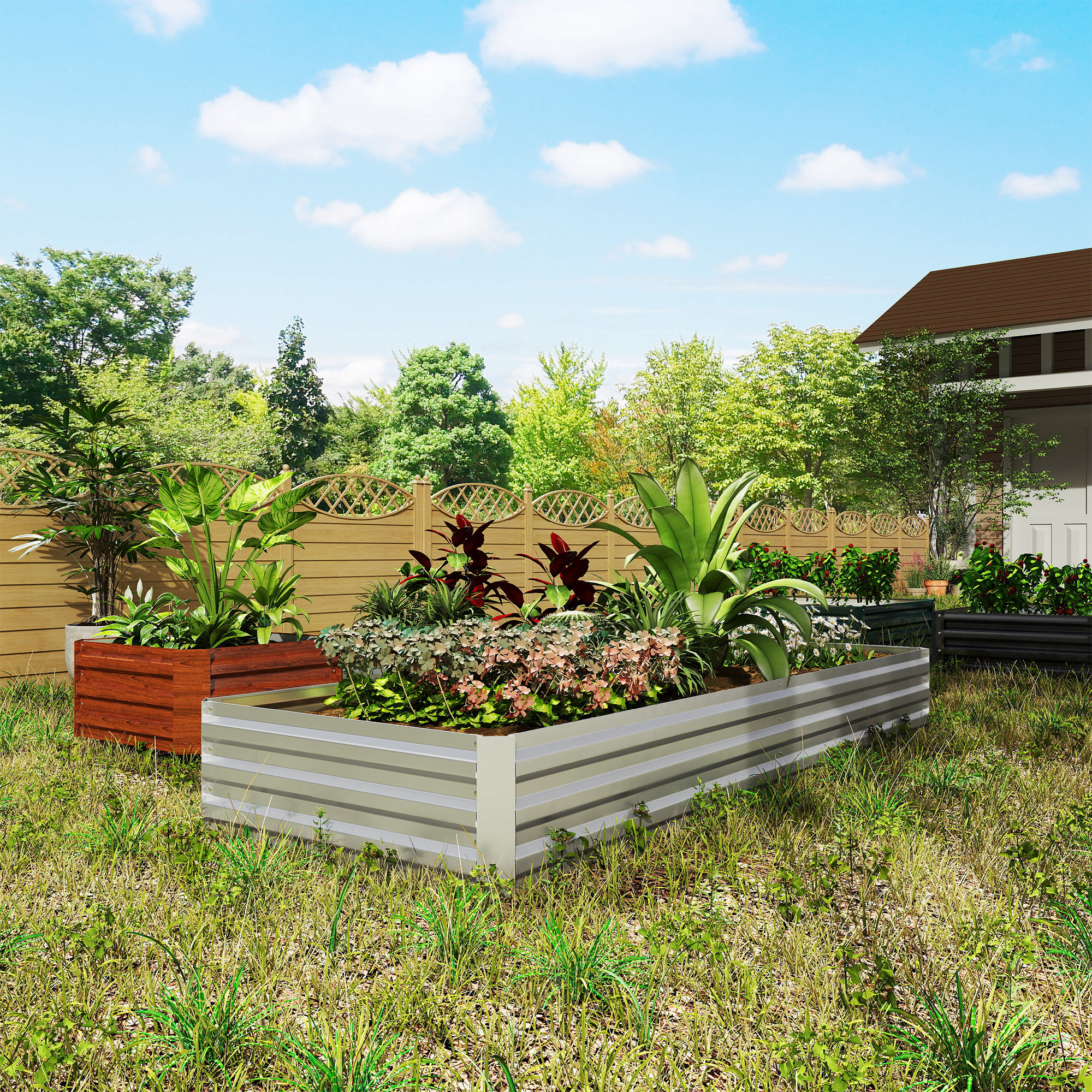 Jardín con bancales elevados, árboles, valla y casa bajo cielo azul.
