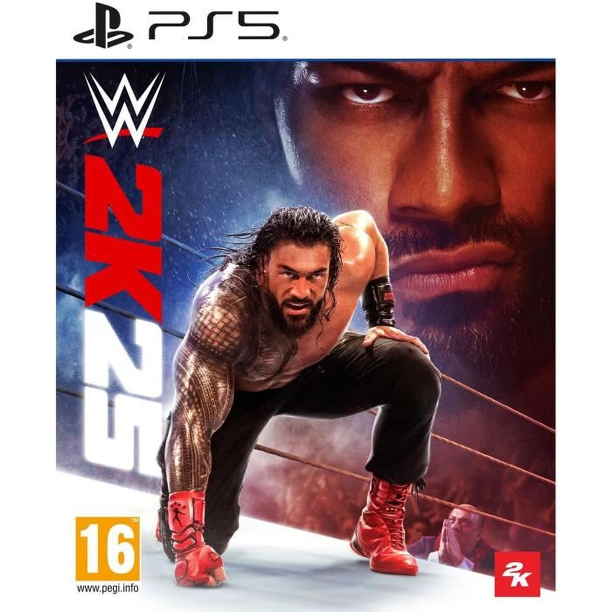 Copertina WWE 2K25: Roman Reigns in ginocchio con stivali rossi. Logo PS5 in alto.