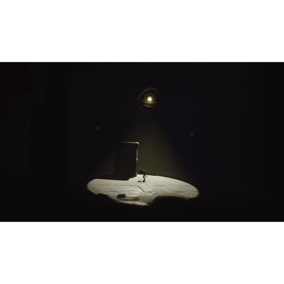 Una piccola figura sta nella luce davanti a una porta. Particelle di polvere fluttuano.