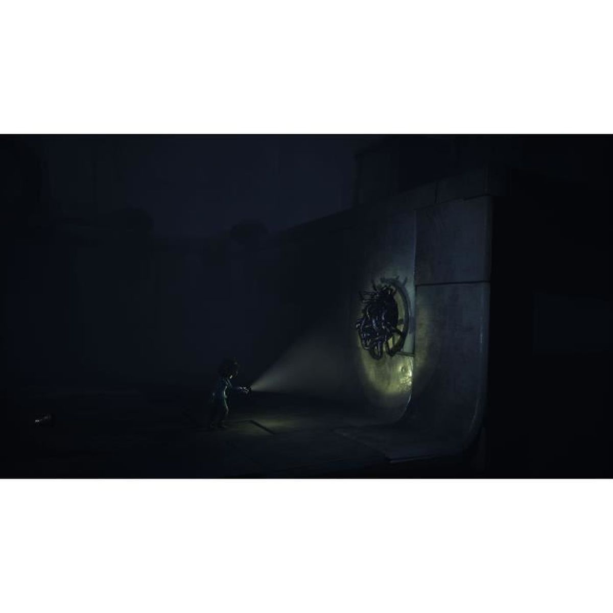 Un bambino con una torcia illumina una ruota meccanica su un muro.