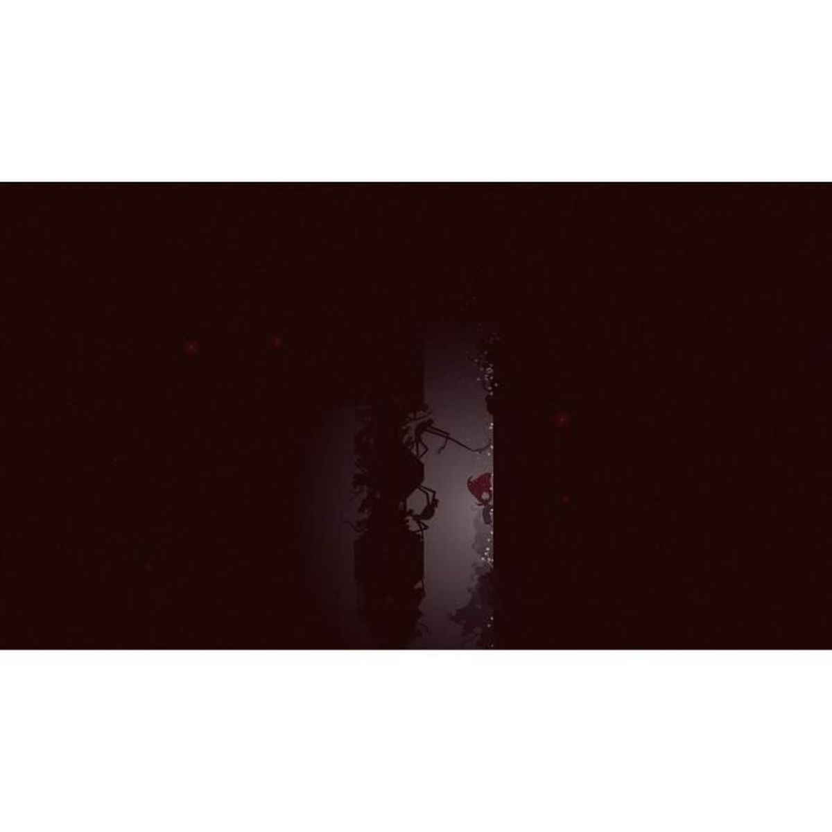 Scena buia con una piccola figura rossa aggrappata a un ramo.