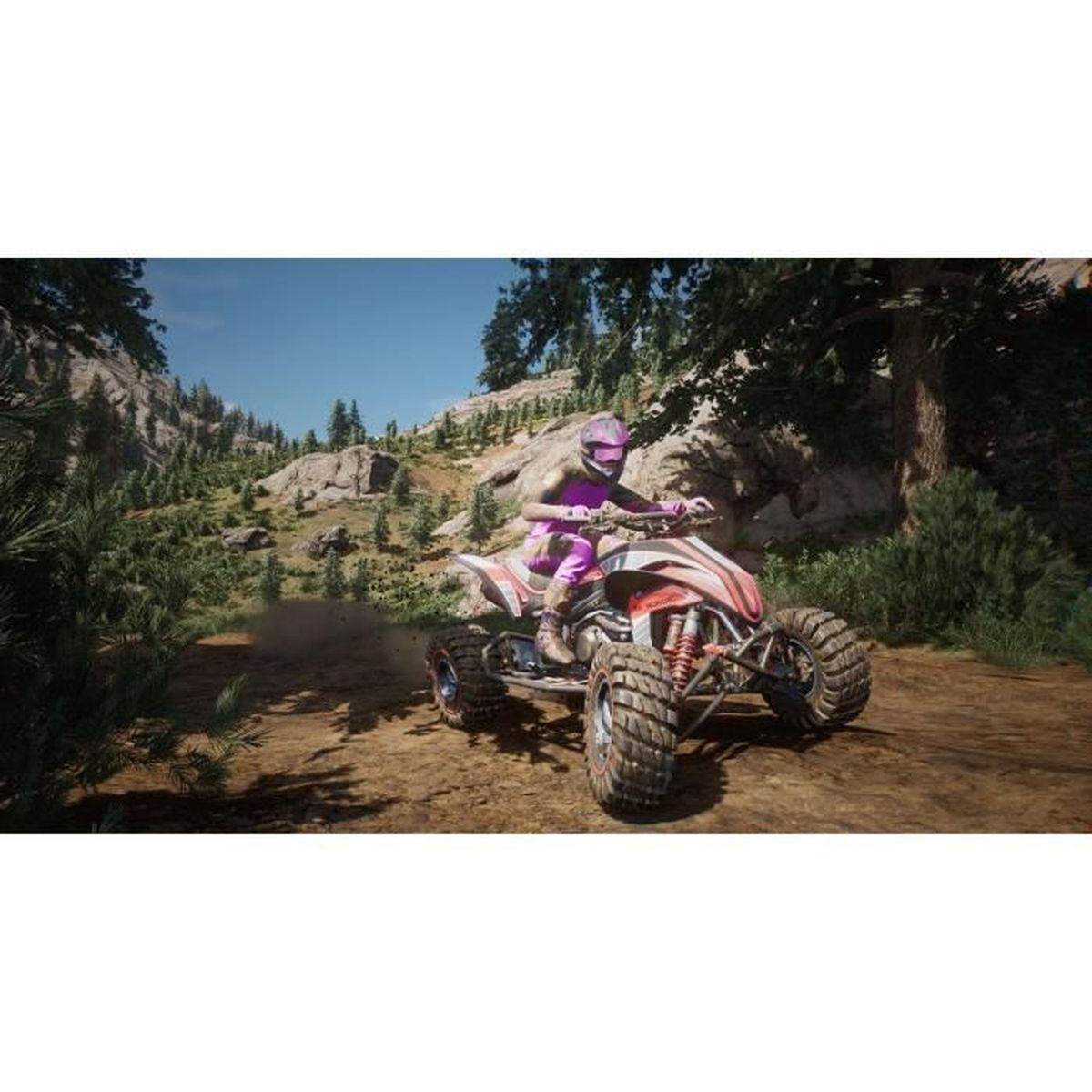 Una persona guida un quad su un sentiero sterrato in un paesaggio montuoso e boscoso.