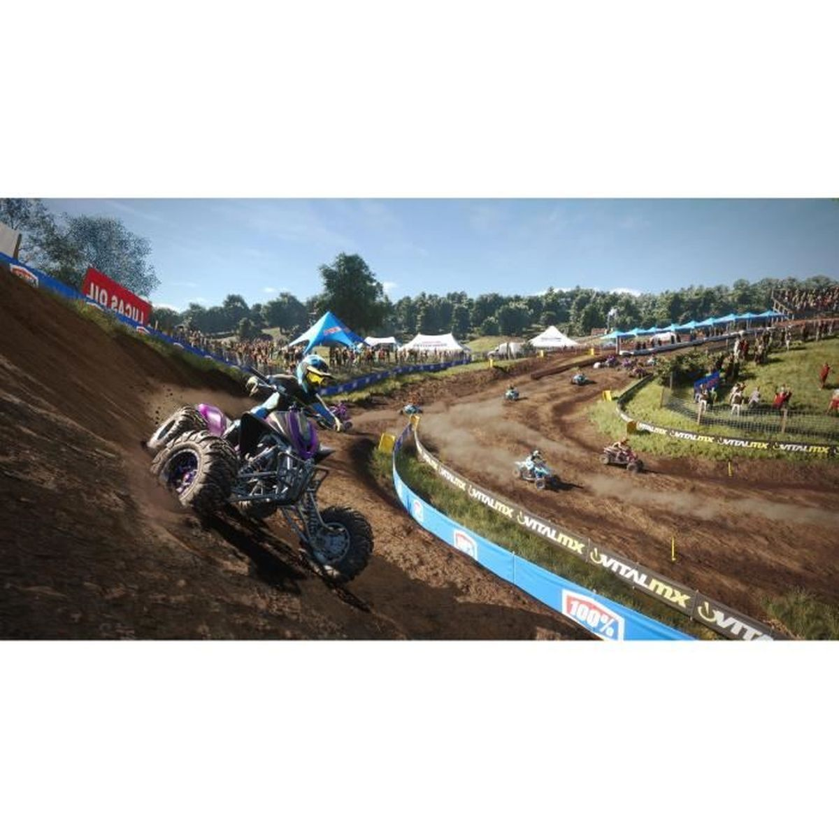 Un quad viola corre su una pista sterrata con molti spettatori sullo sfondo.